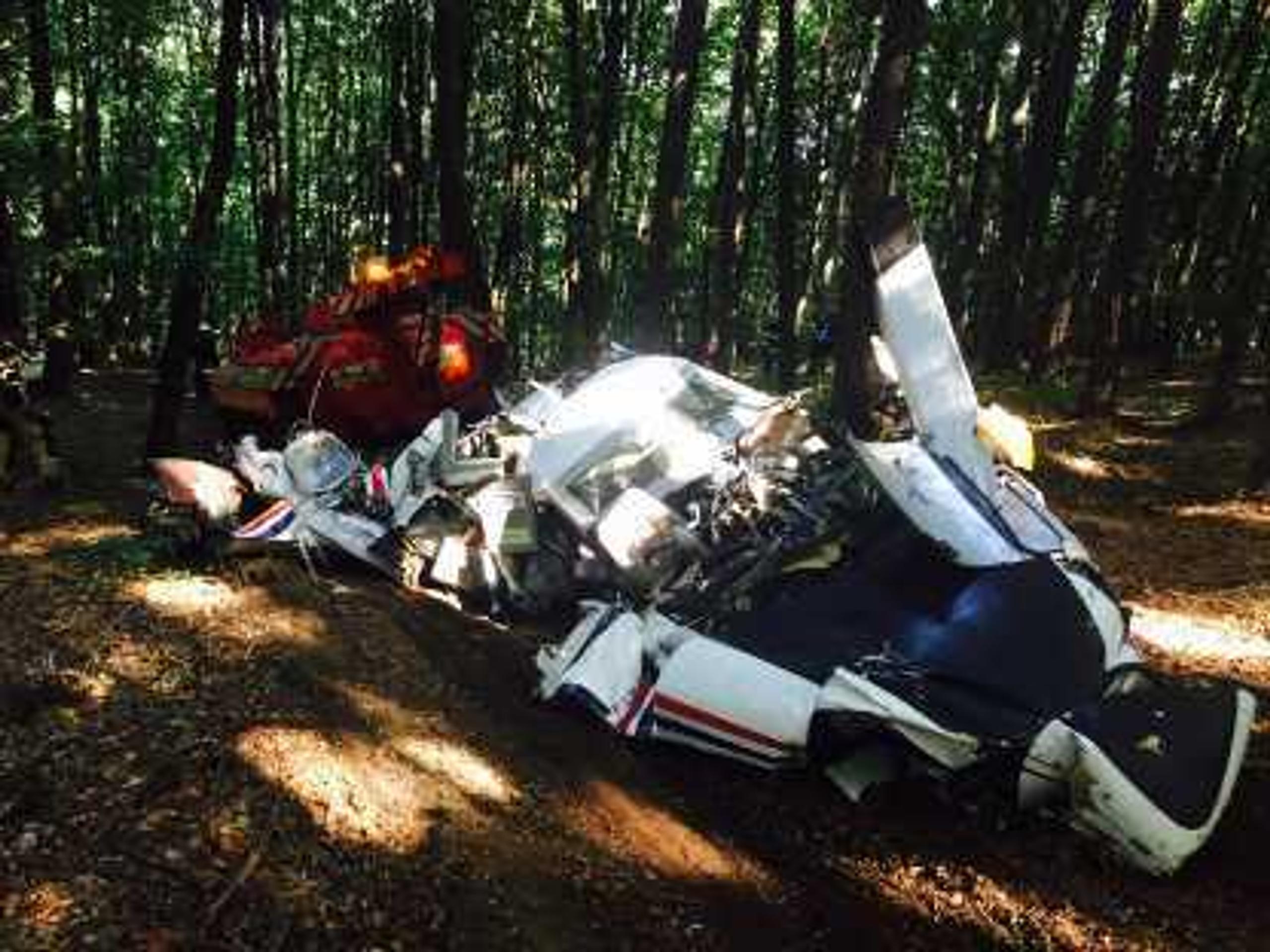 Vrak druhého lietadla odpratávajú deň po nešťastí.