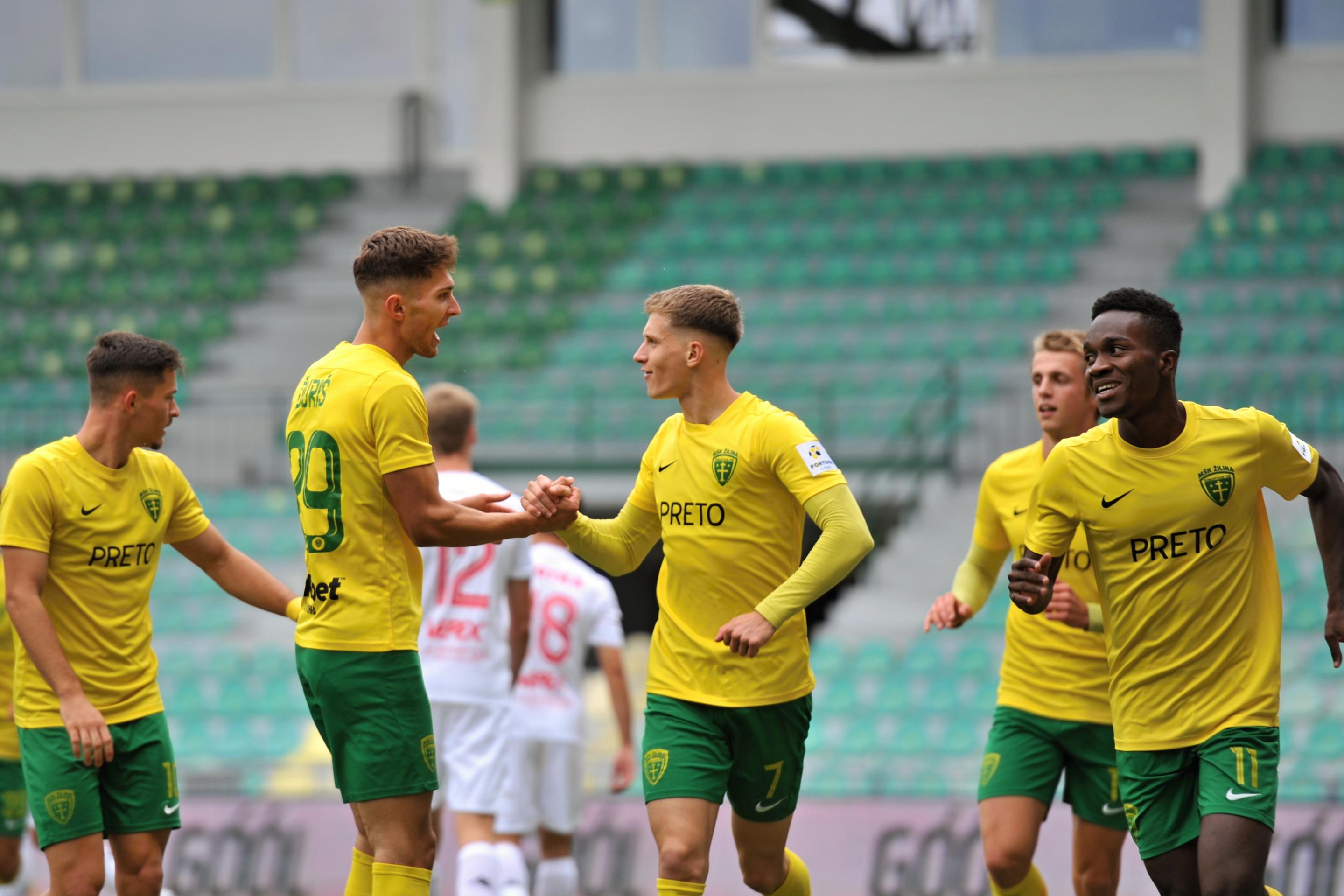 Radosť z gólu hráčov Žiliny v 11. kole Fortuna ligy proti Liptovskému Mikulášu.