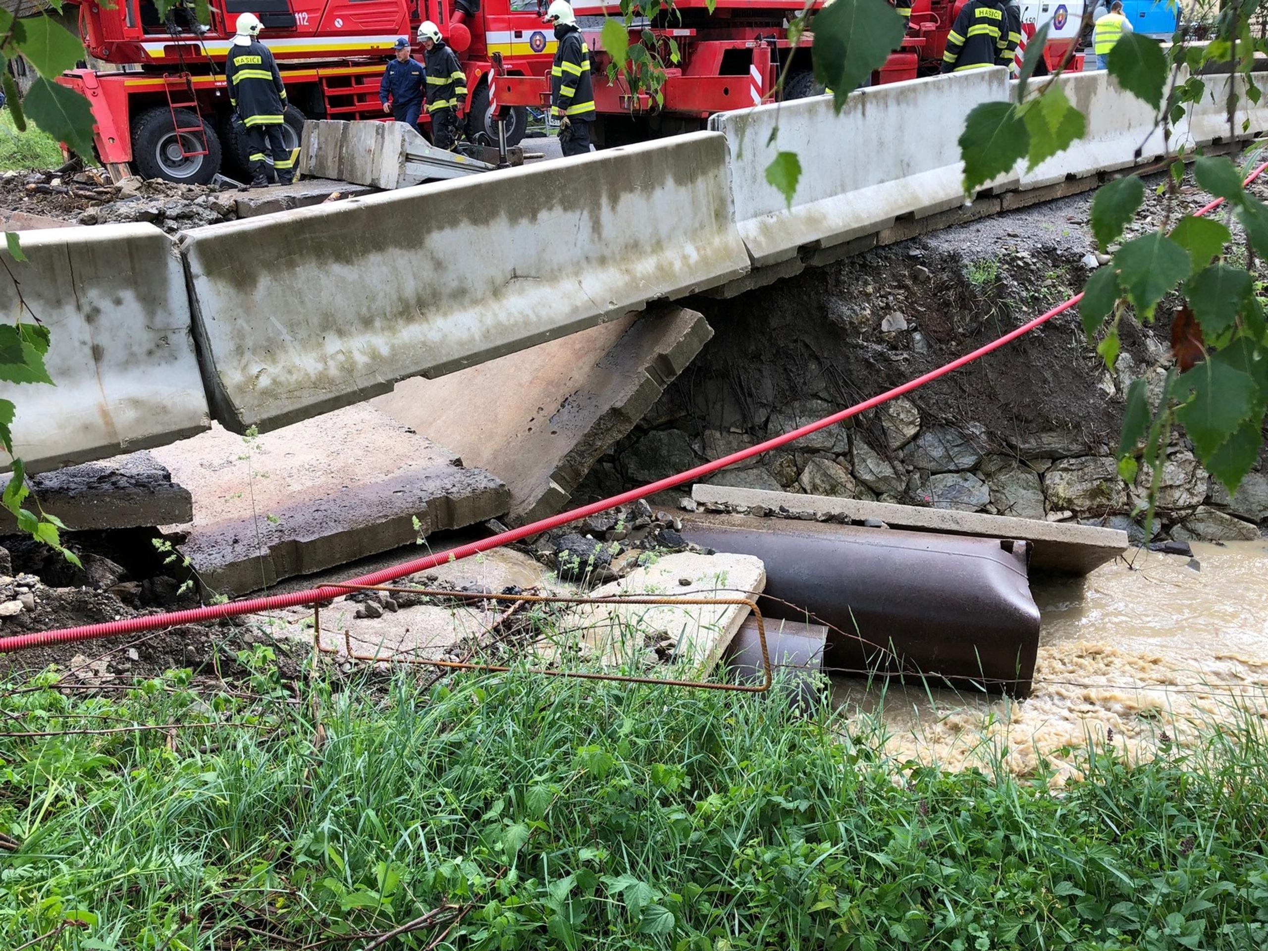 V Kysuckom Lieskovci voda strhla most.