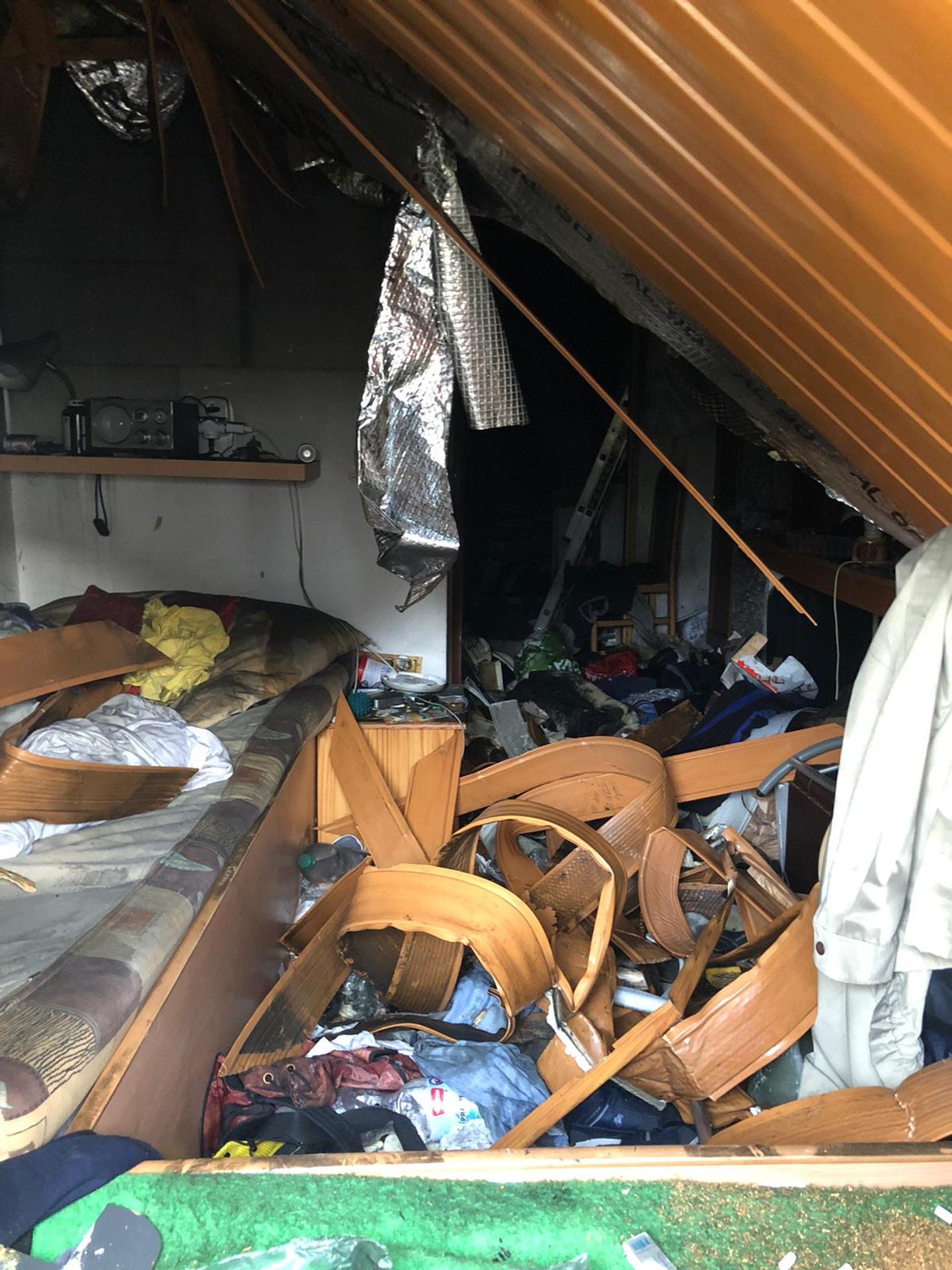 Zničené priestory po požiari v penzióne v Sobranciach.