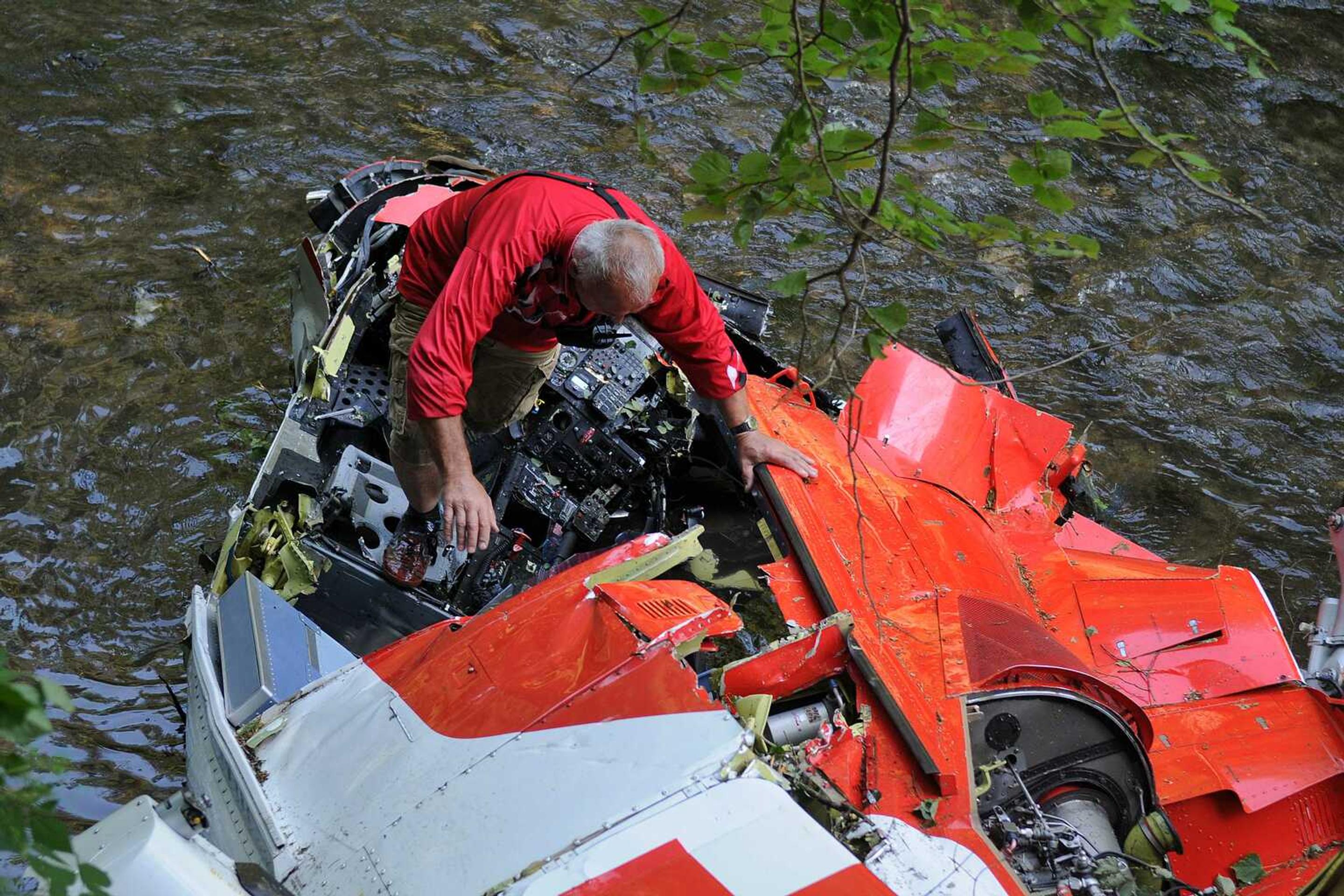 Pohľad na vrak spadnutého vrtuľníka.