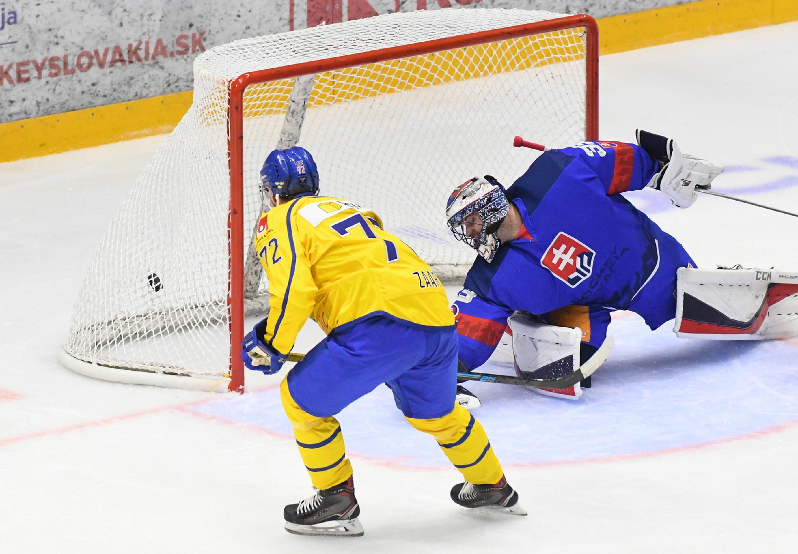 Zľava Švéd Jesper Boqvist a Michal Sersen bojujú o puk v prípravnom zápase.