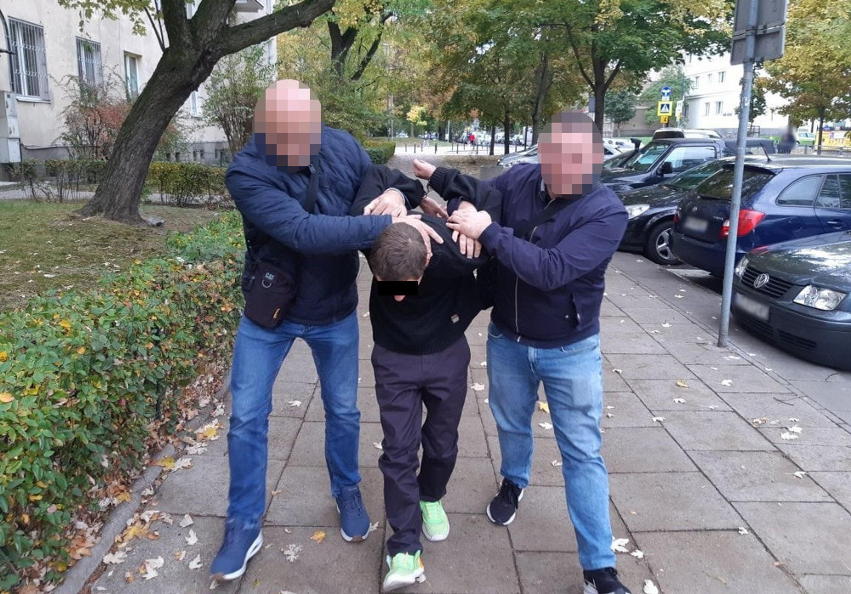 Zlodej sa vydával za figurínu.