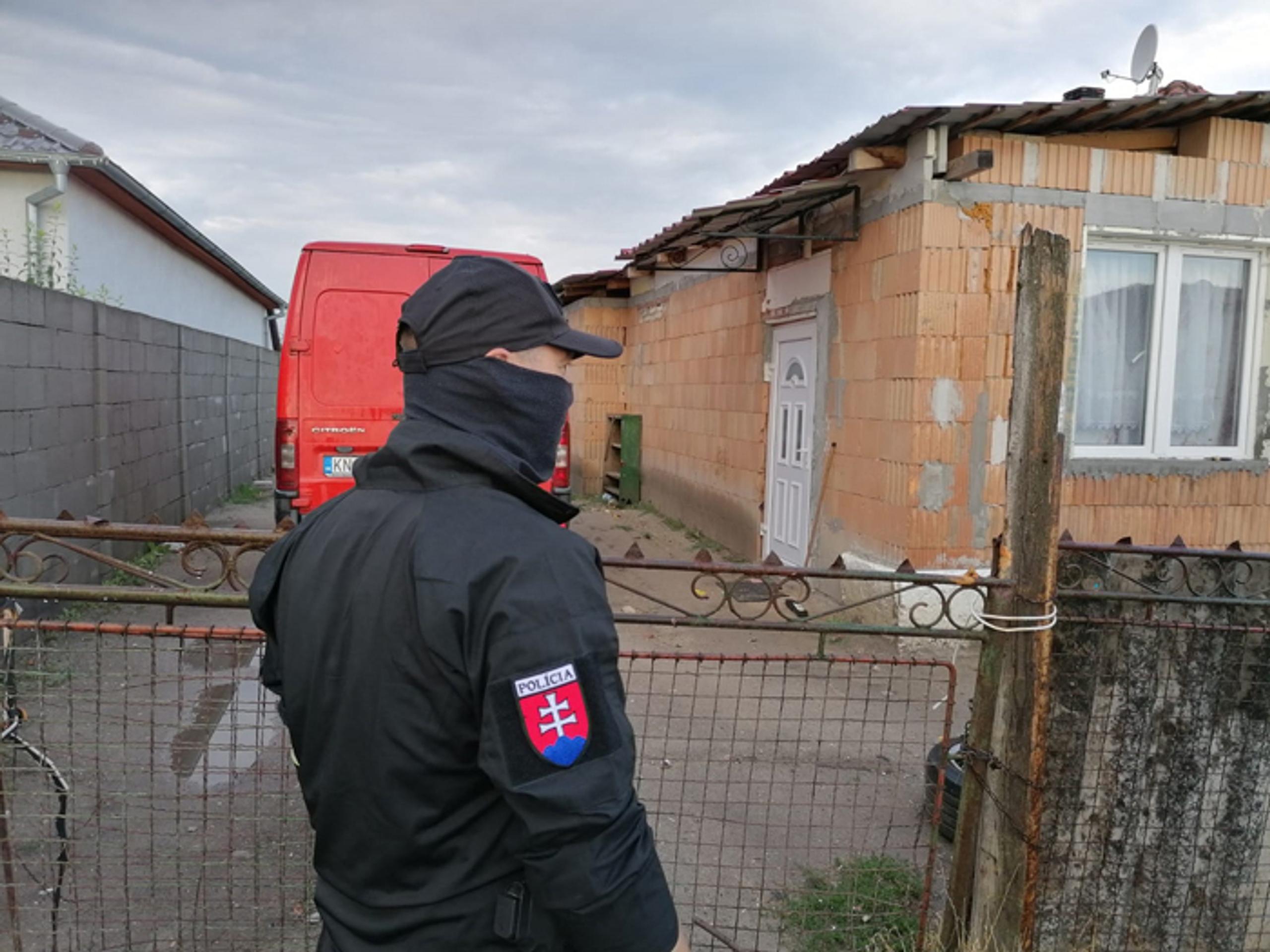 Polícia v obci pri Komárne, kde nútili tínedžerku k sobášu.