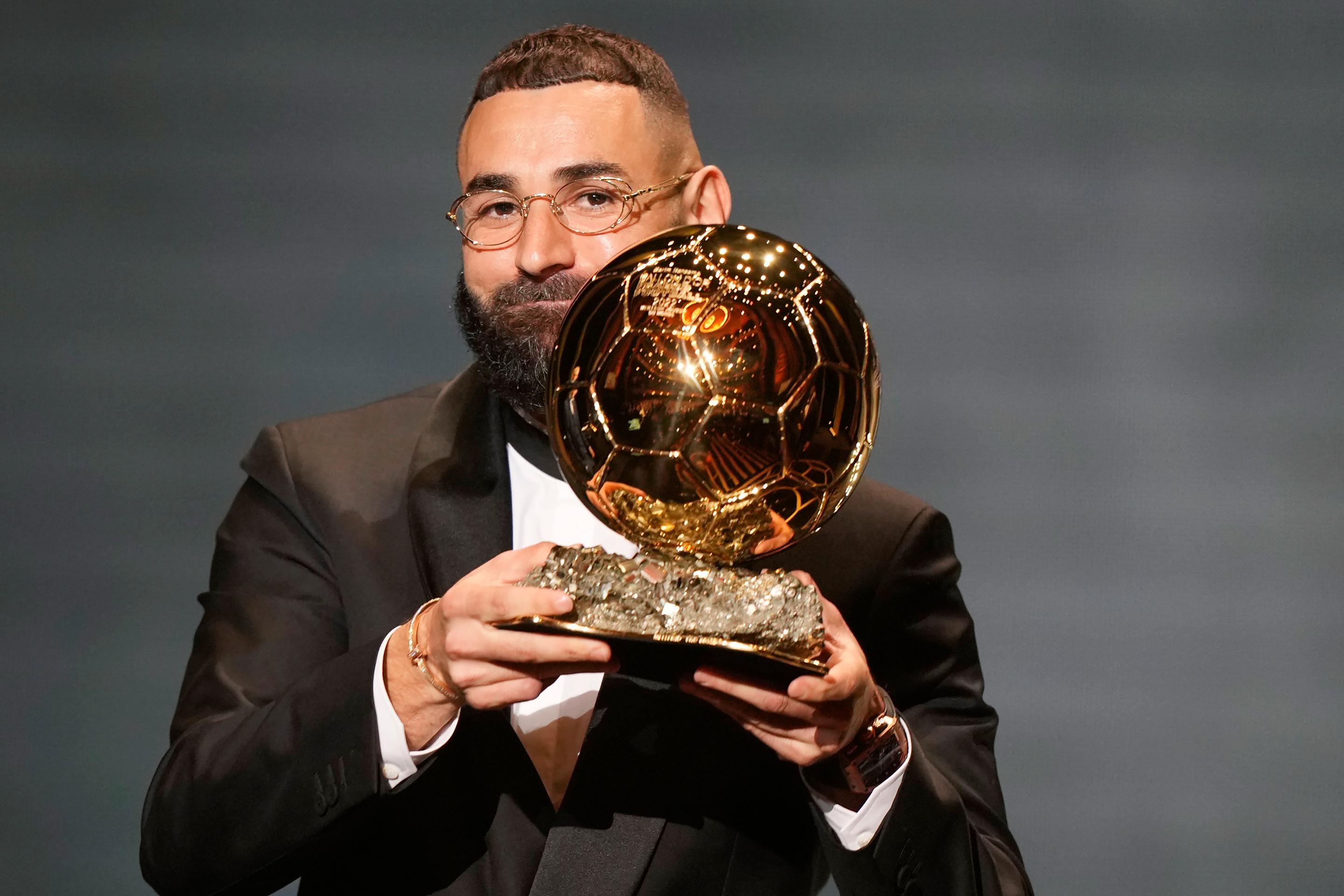 Francúzsky futbalista a hráč tímu Real Madrid Karim Benzema sa stal víťazom Zlatej lopty 2022.