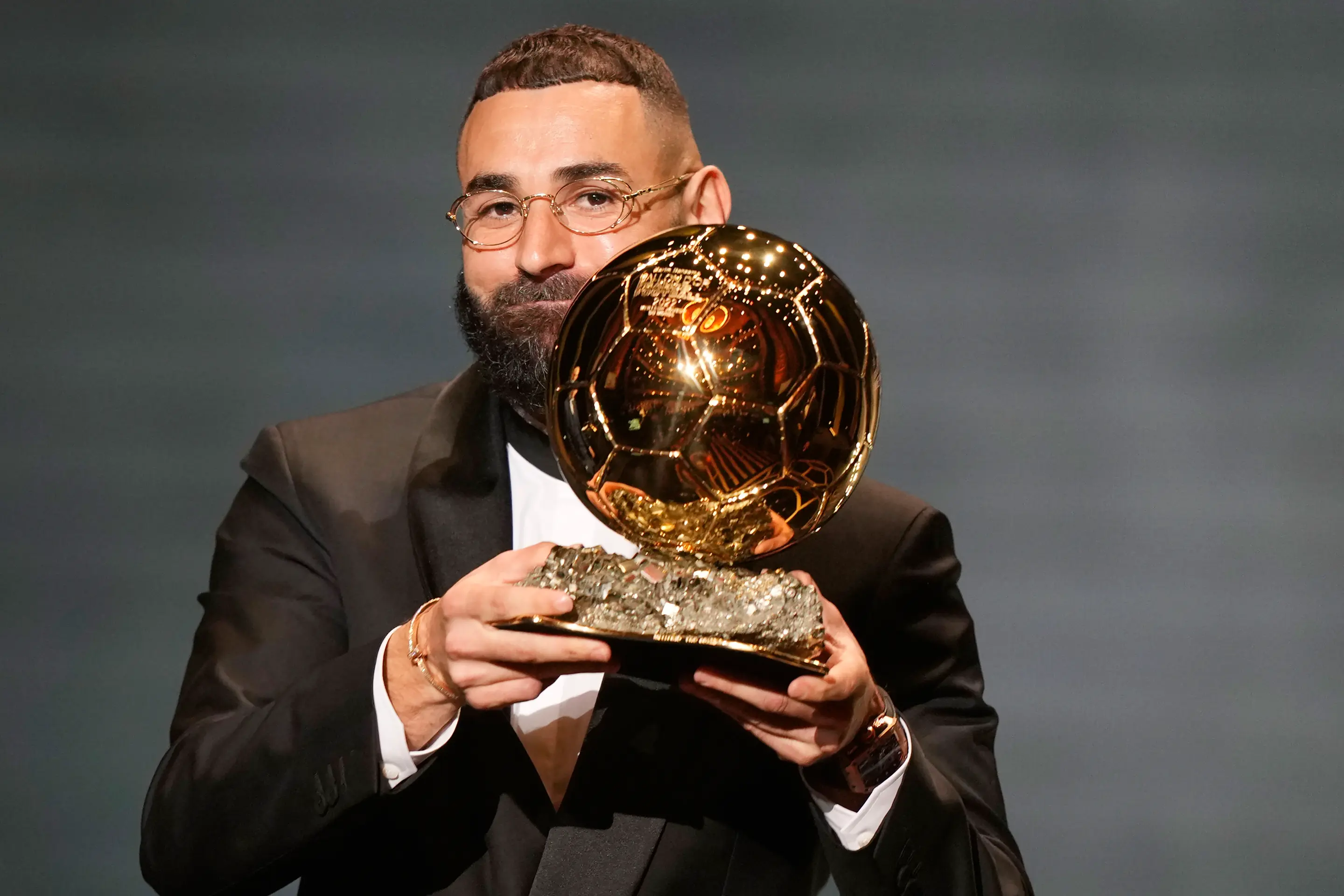 Francúzsky futbalista a hráč tímu Real Madrid Karim Benzema sa stal víťazom Zlatej lopty 2022.