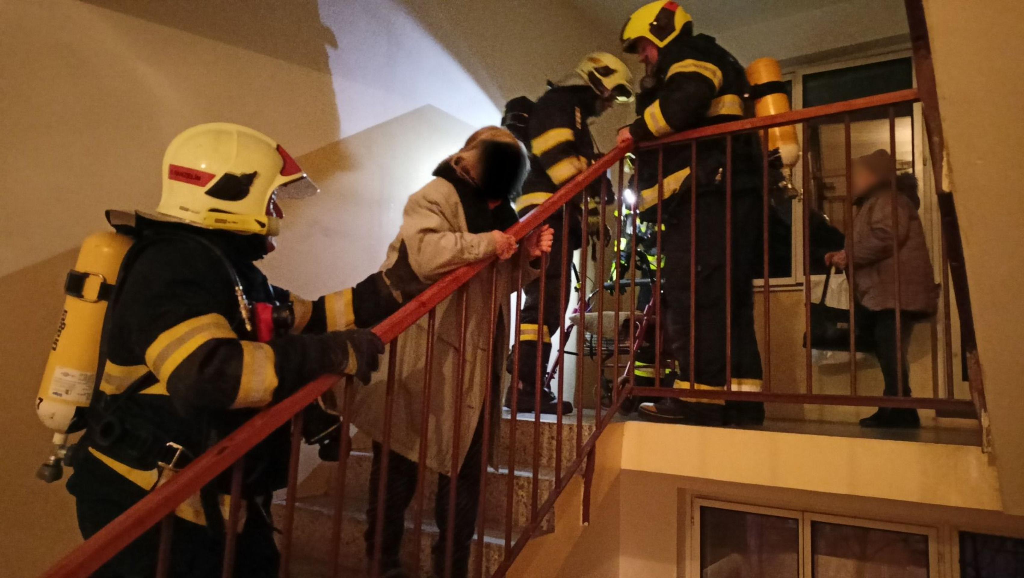 Zásah hasičov v dome seniorov v Karlových Varoch.