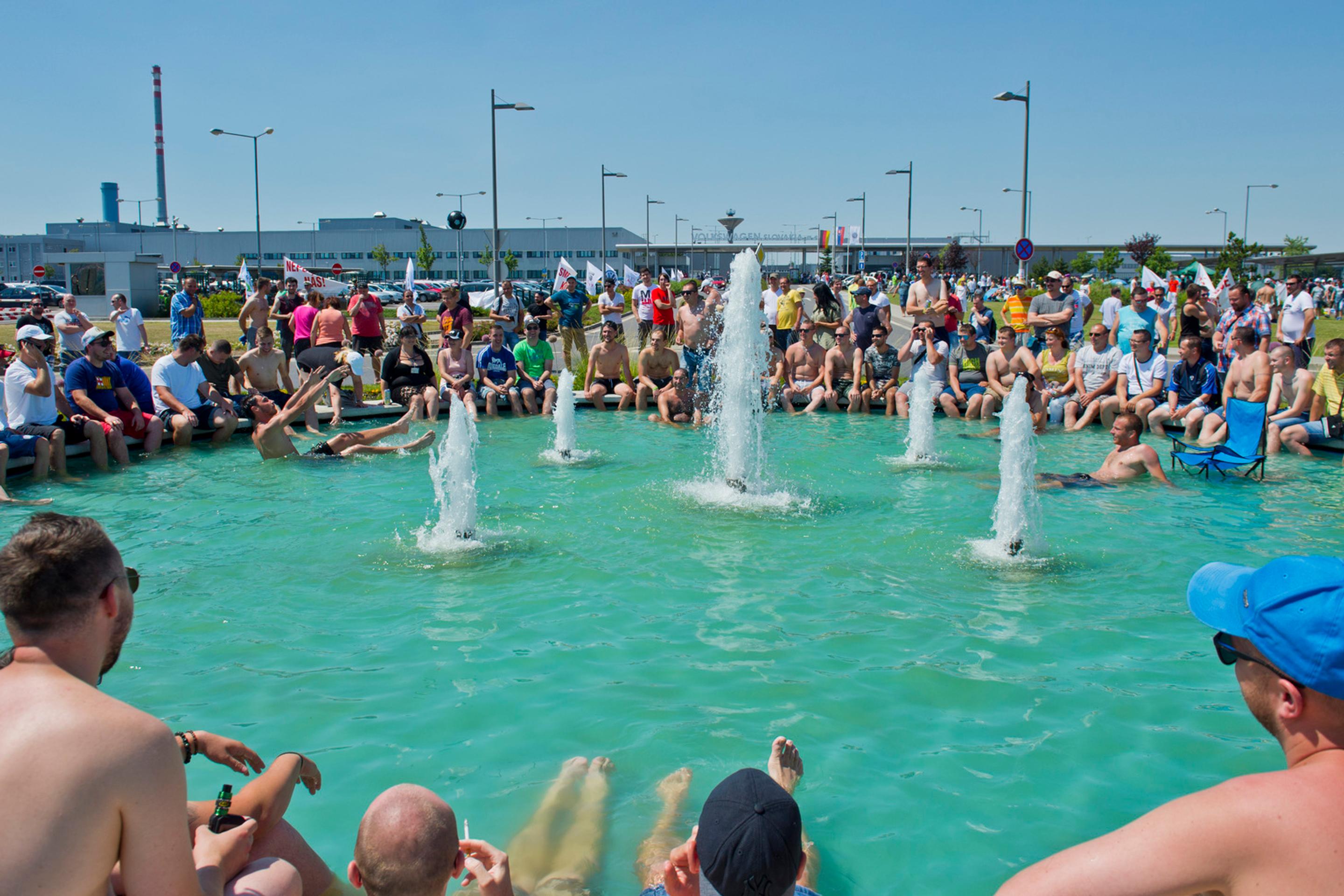 Na snímke štrajkujúci pracovníci automobilky Volkswagen Slovakia