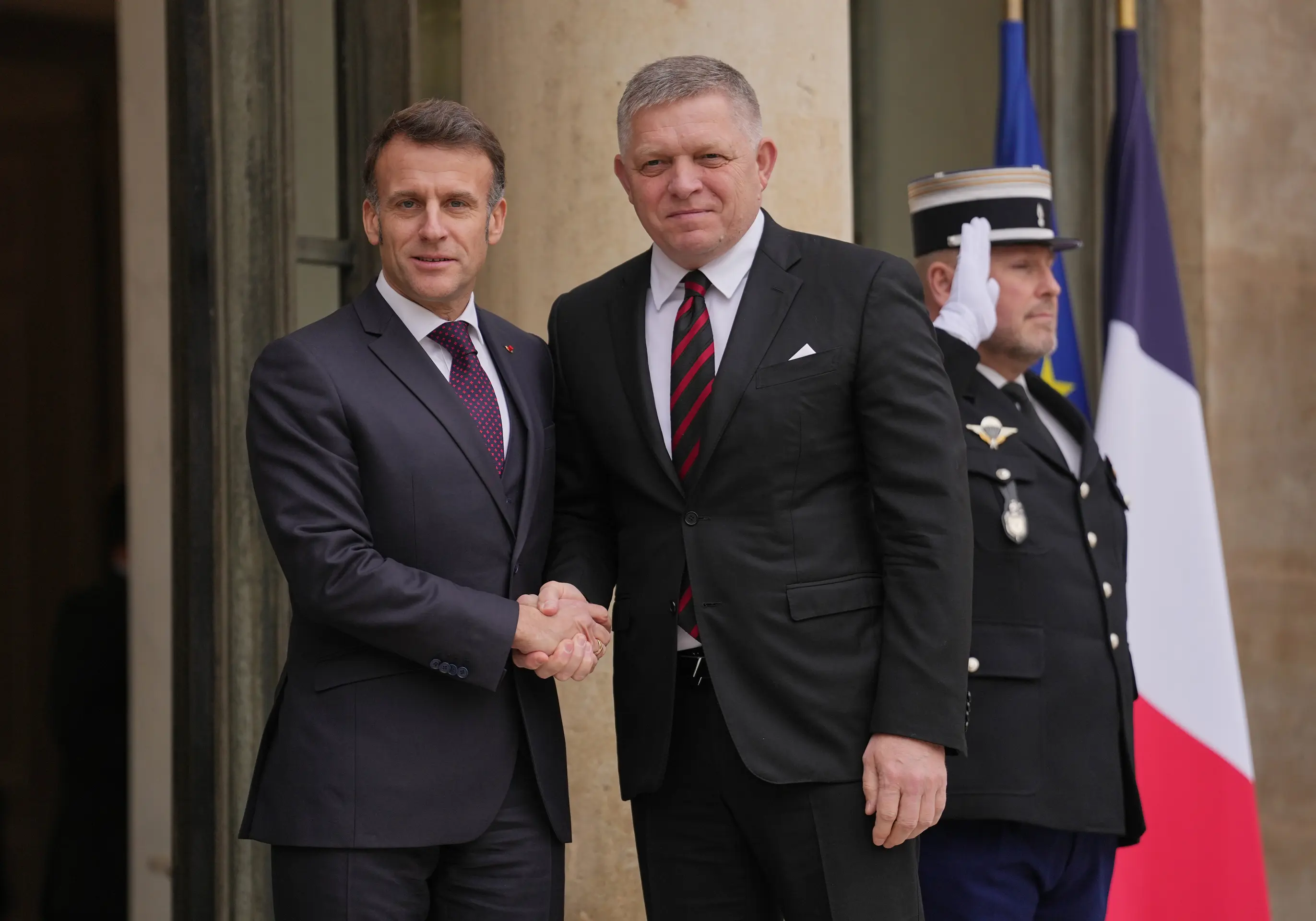 Slovenského premiéra Roberta Fica prijal v Elizejskom paláci francúzsky prezident Emmanuel Macron.