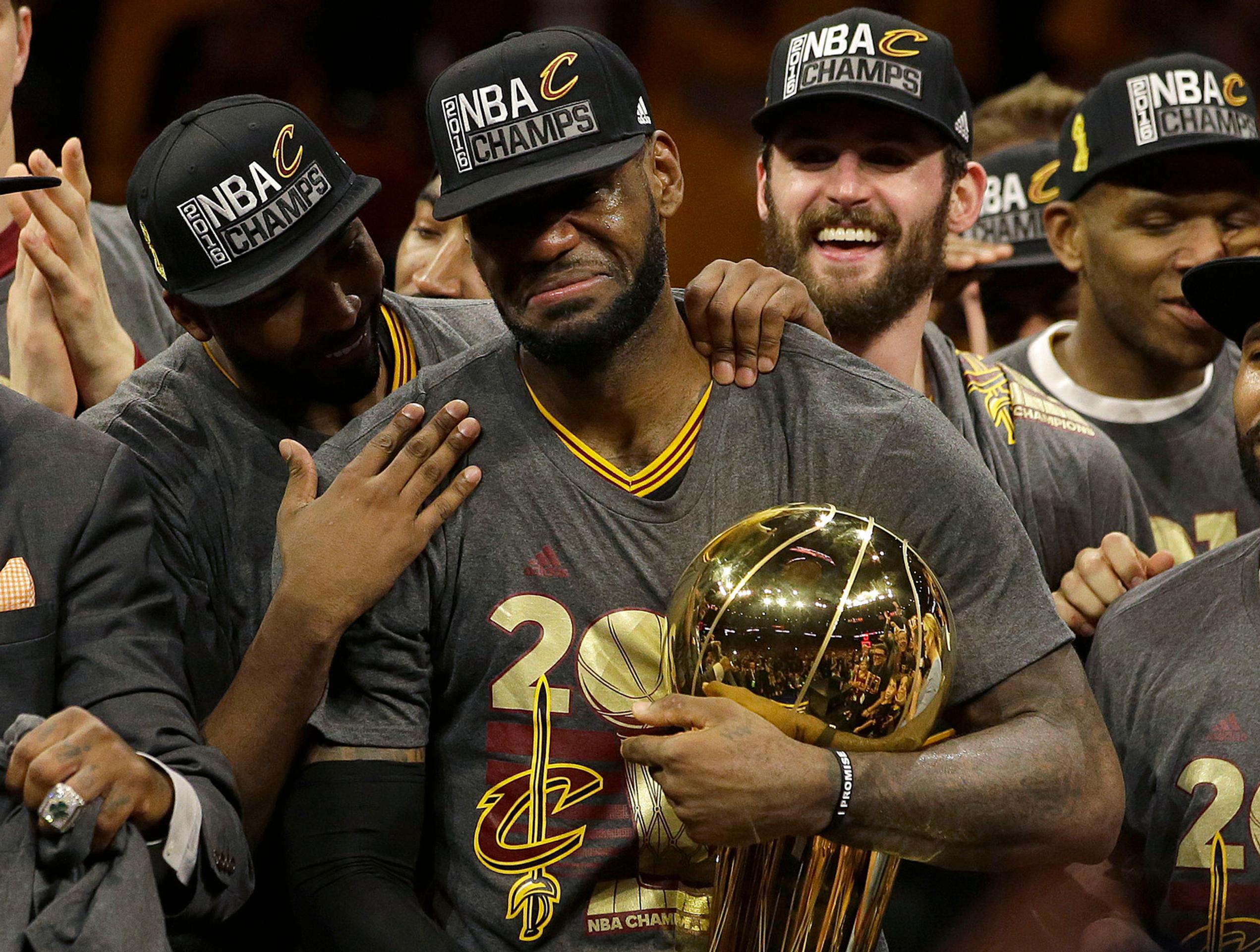 Dojatý LeBron James s trofej pre šampiónov NBA.