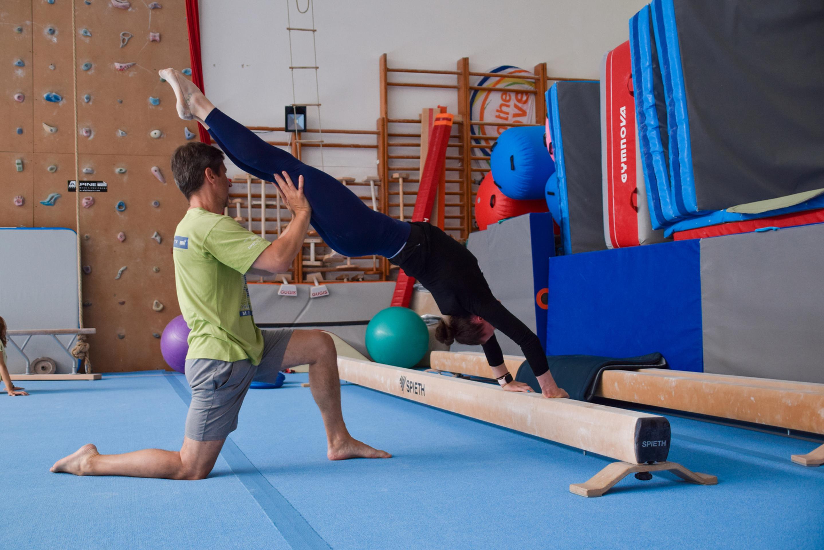 Barbora Mokošová s trénerom Martinom Zvalom.