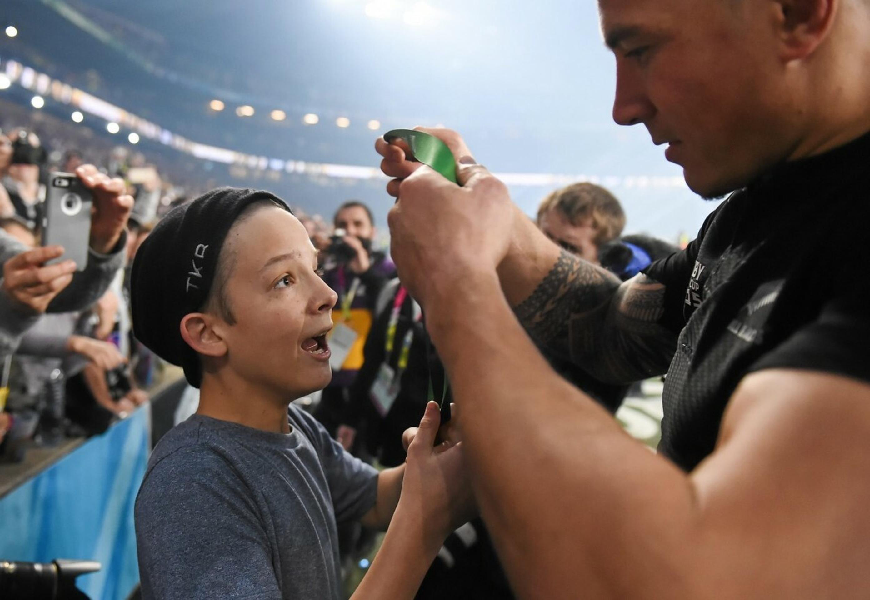 Hrdina finálového večera Sonny Bill Williams potešil mladého fanúšika.