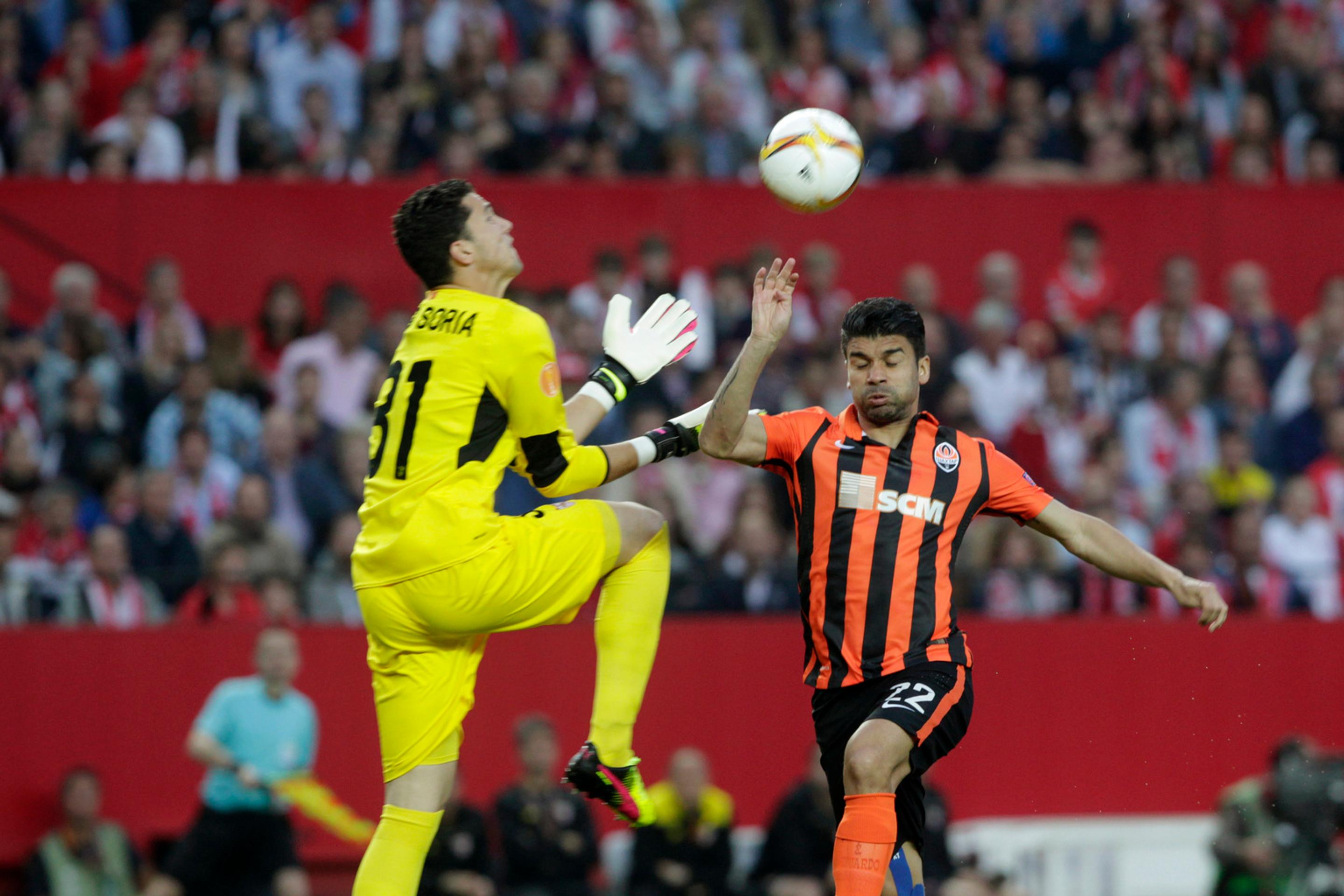 Eduardo (napravo) z Donecku v súboji s brankárom Seville Soriom v odvetnom dueli semifinále EL.