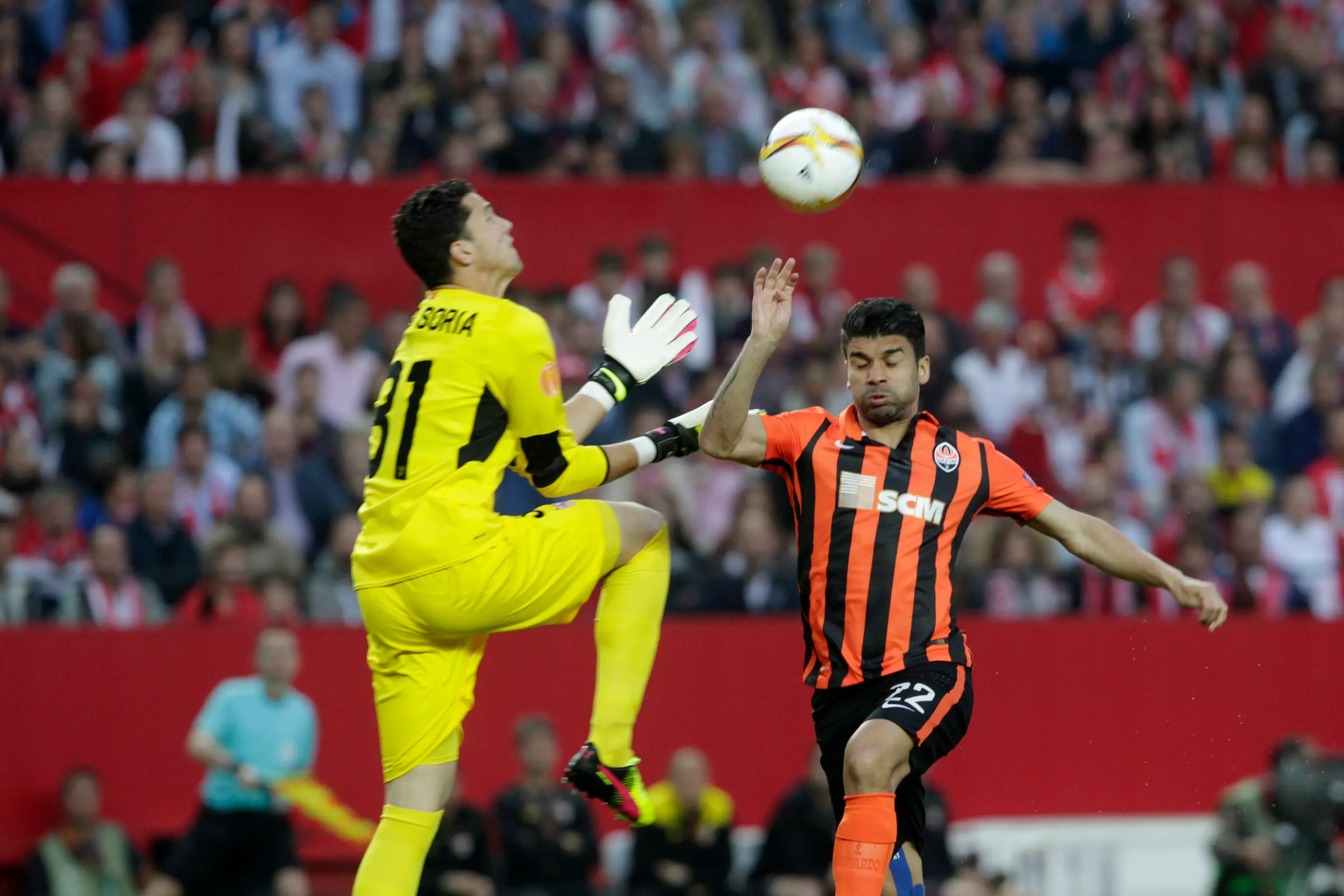 Eduardo (napravo) z Donecku v súboji s brankárom Seville Soriom v odvetnom dueli semifinále EL.