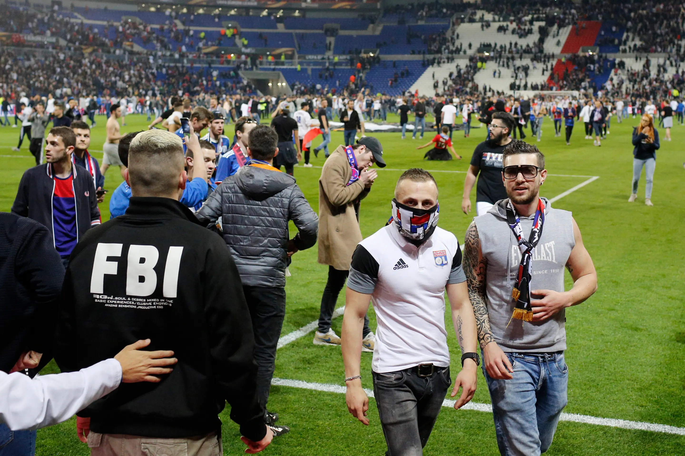 Priaznivci Lyonu a Besiktasu vtrhli na trávnik pred štvrťfinále EL.