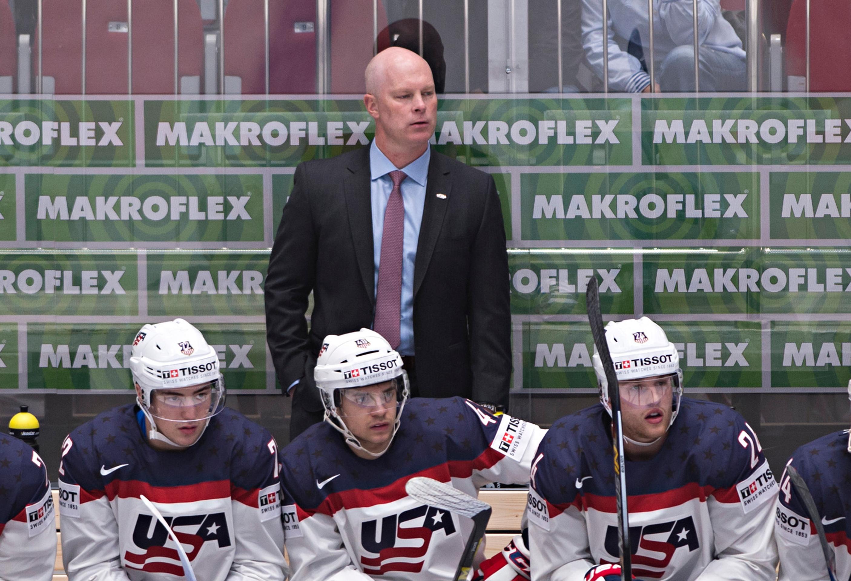 Na snímke kouč americkej reprezentácie John Hynes so svojimi zverencami počas základnej B-skupiny proti Kanade na MS v Rusku.