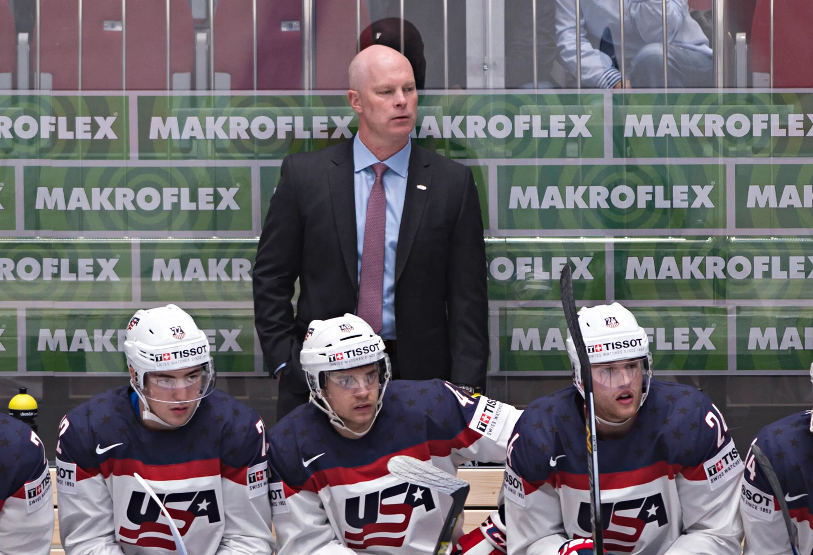 Na snímke kouč americkej reprezentácie John Hynes so svojimi zverencami počas základnej B-skupiny proti Kanade na MS v Rusku.