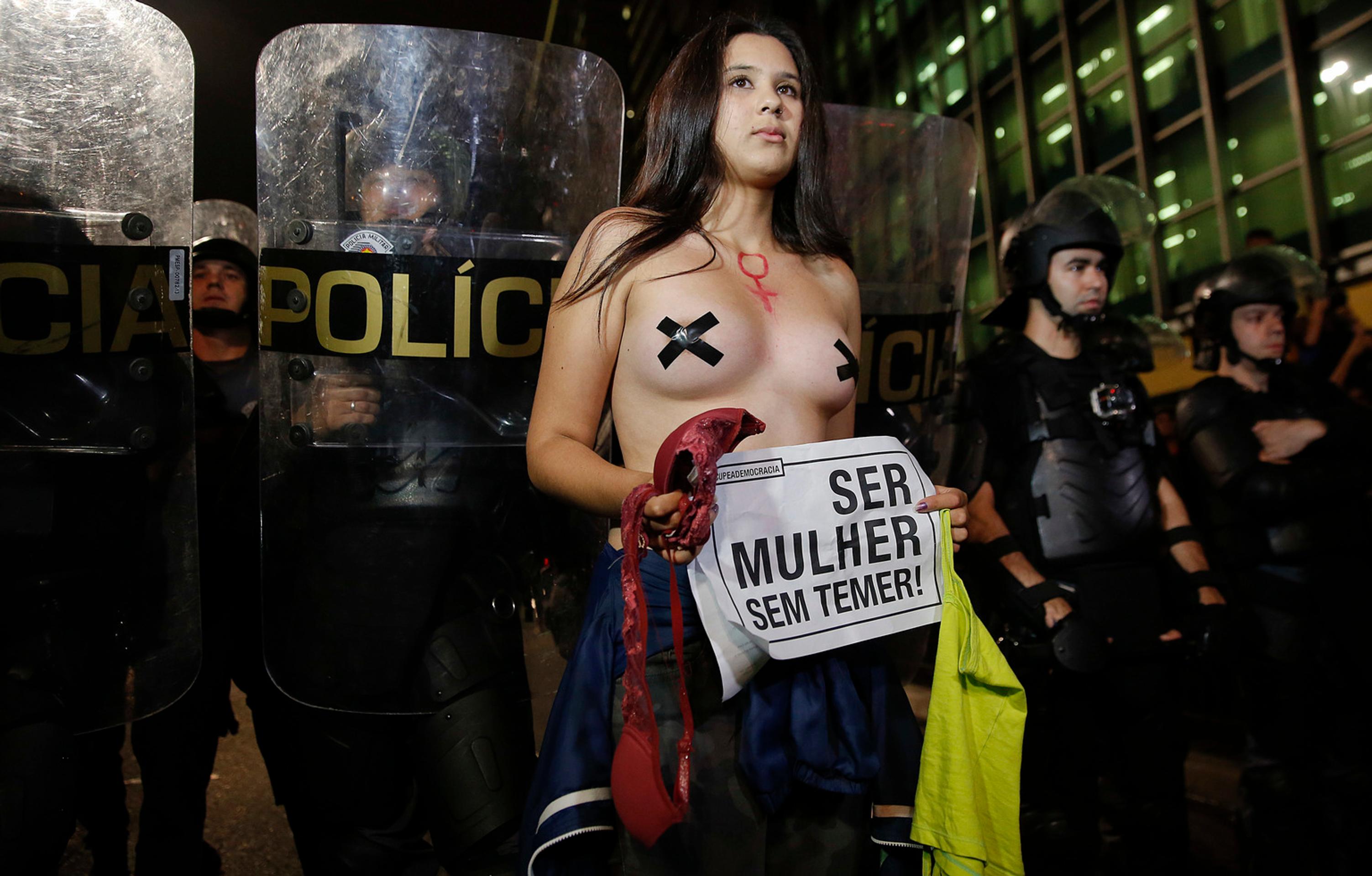 Tínedžerku znásilnilo viac ako 30 mužov. Tisícky žien preto vyšli do ulíc