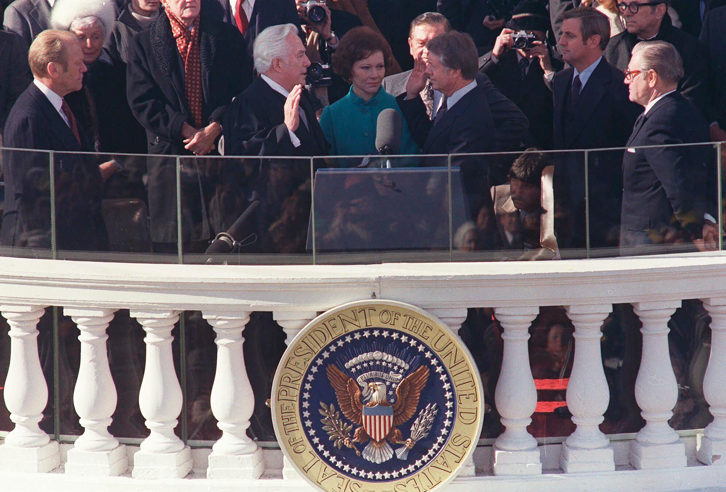 Jimmy Carter skladá prísahu, keď jeho manželka Rosalynn drží rodinnú Bibliu počas inauguračného ceremoniálu v januári 1977.