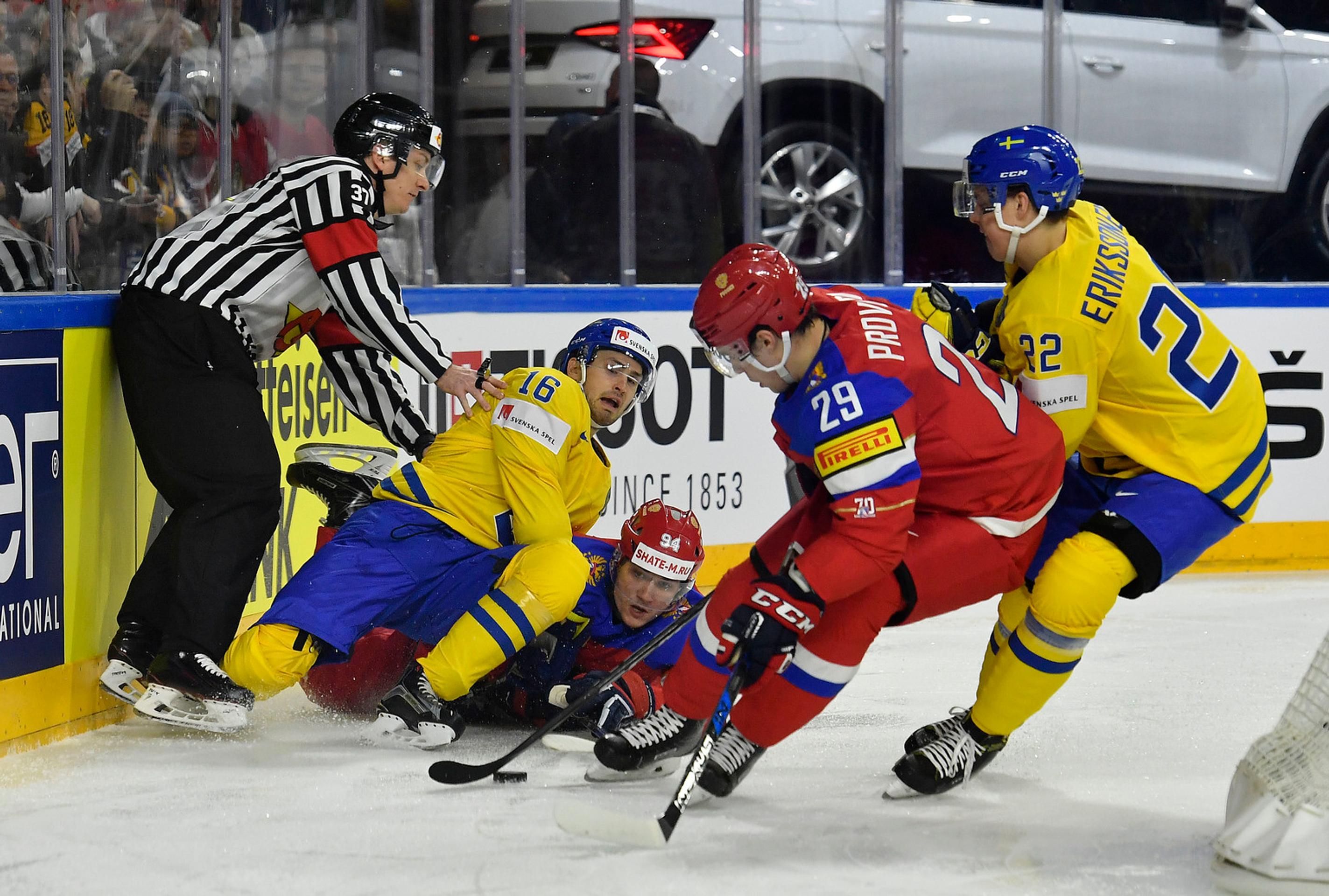 Joel Eriksson Ek (vpravo) zo Švédska atakuje Rusa Ivana Provorova na MS 2017.