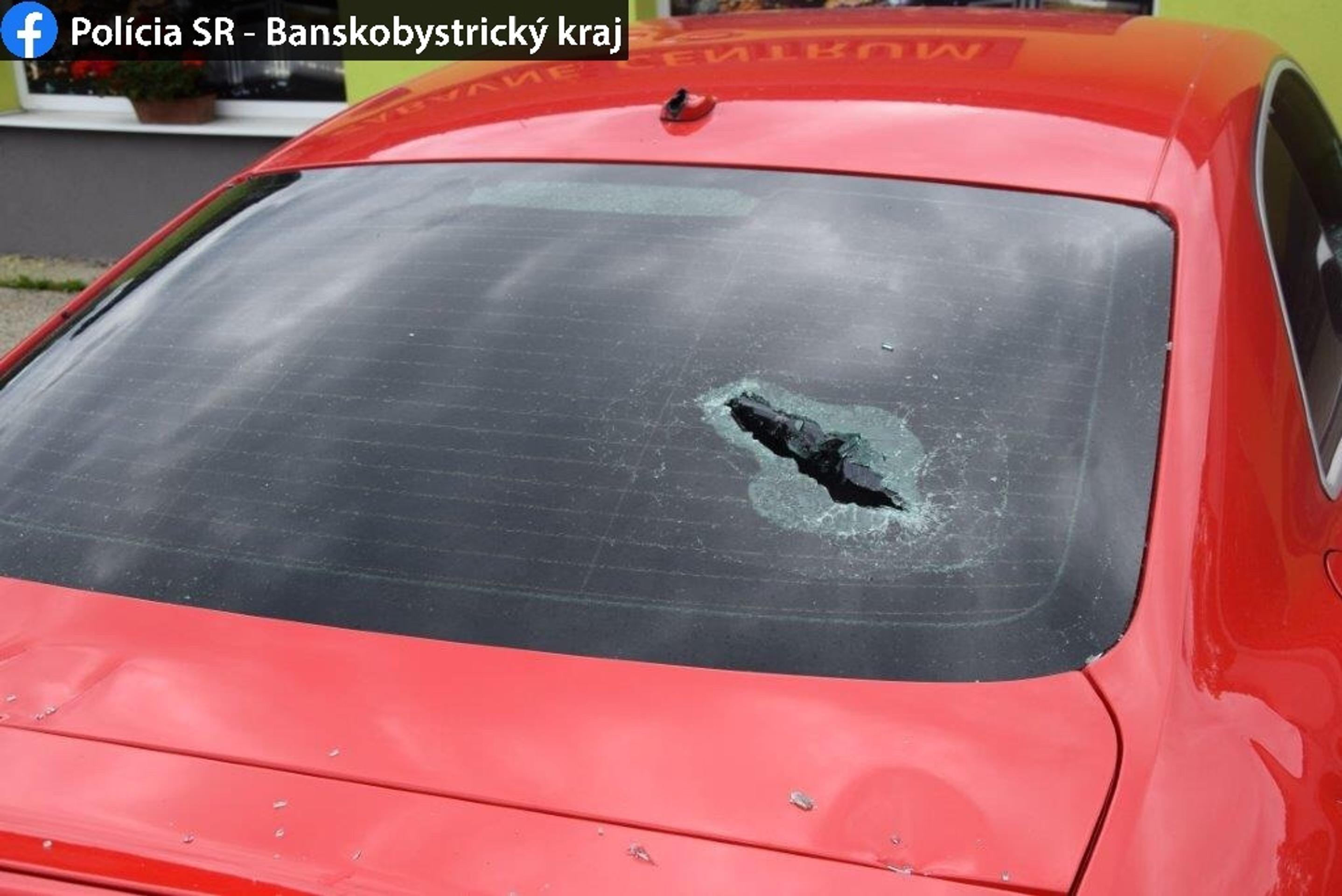 Poškodená kapota na Audi RS5 v Hriňovej.