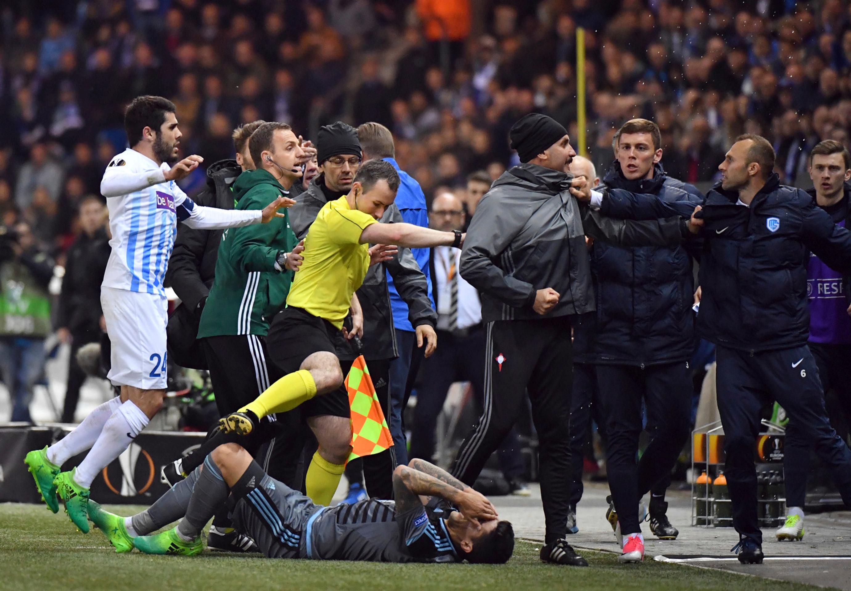 Potýčka hráčov Genku a Celty Vigo v odvete štvrťfinále EL.