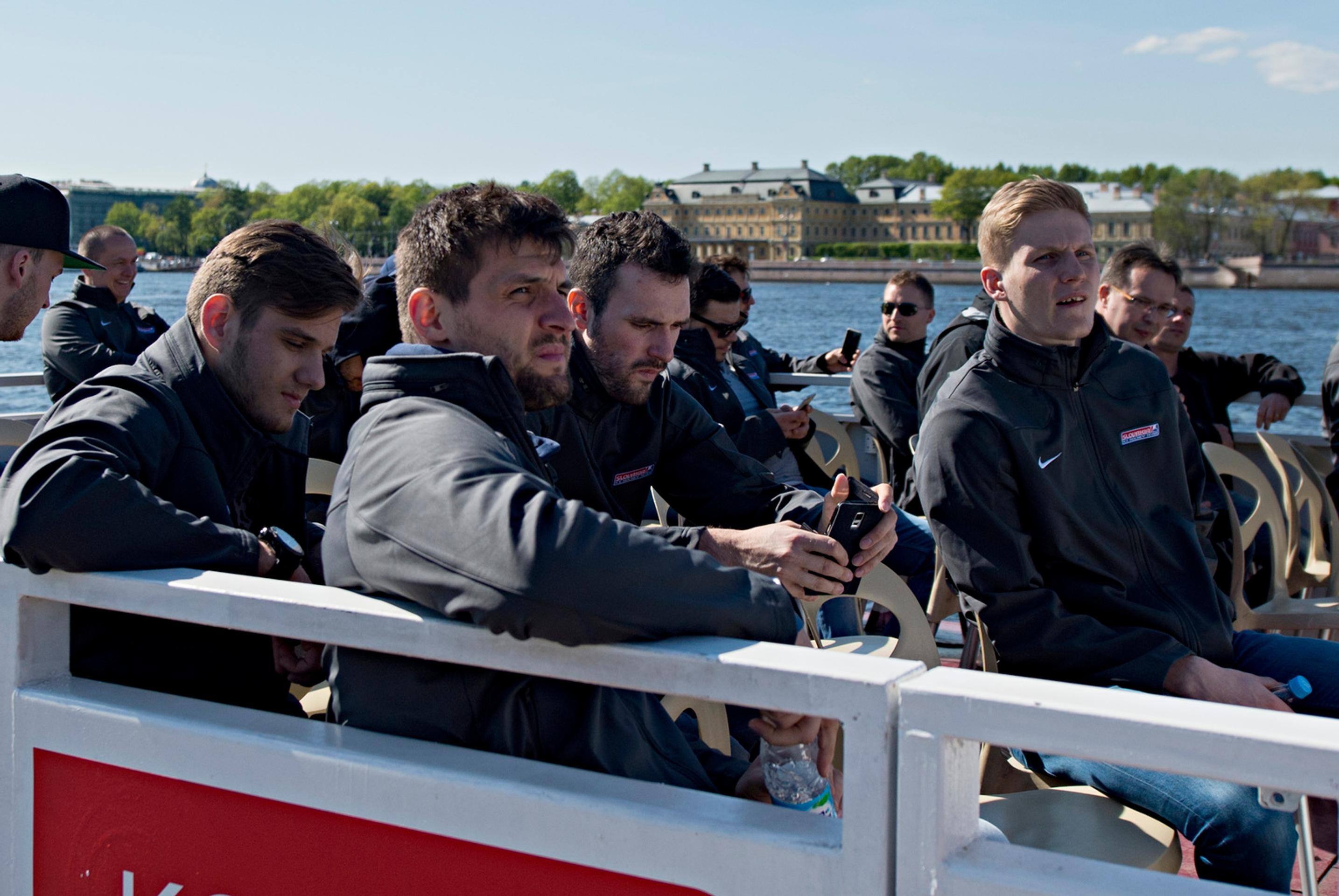 Slovenskí hokejoví reprezentanti si spestrili voľný deň na Majstrovstvách sveta v ruskom Petrohrade výletom vyhliadkovou loďou.