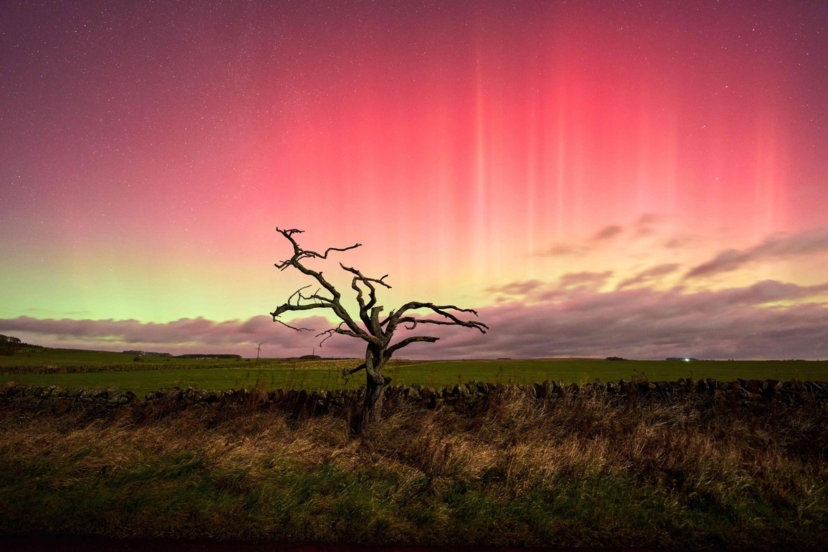 Polárna žiara nad Northumberlandom v Anglicku.