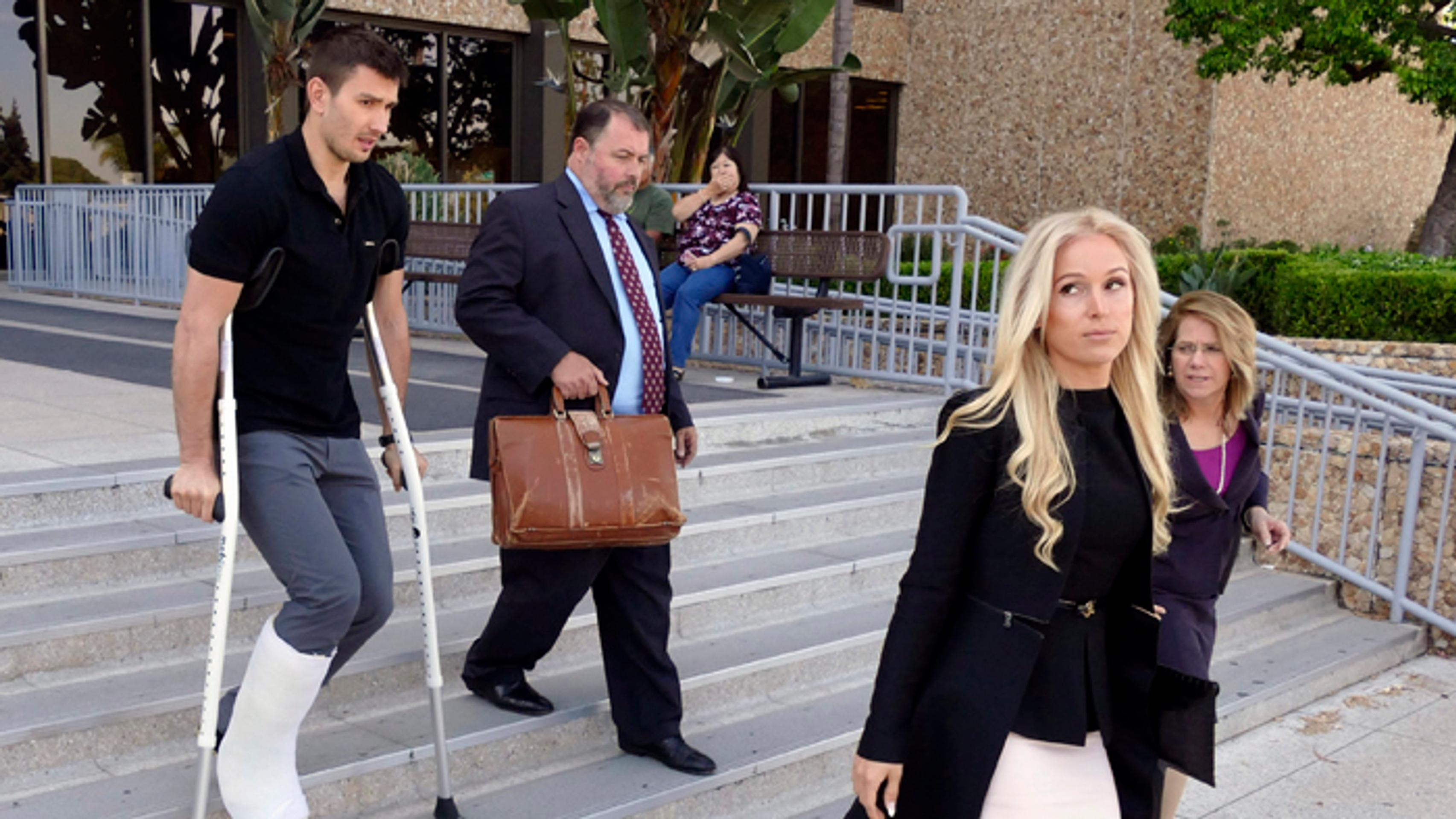 Na archívnej snímke z 1. júla 2015 Vjačeslav Vojnov s barlami a jeho manželka Marta.