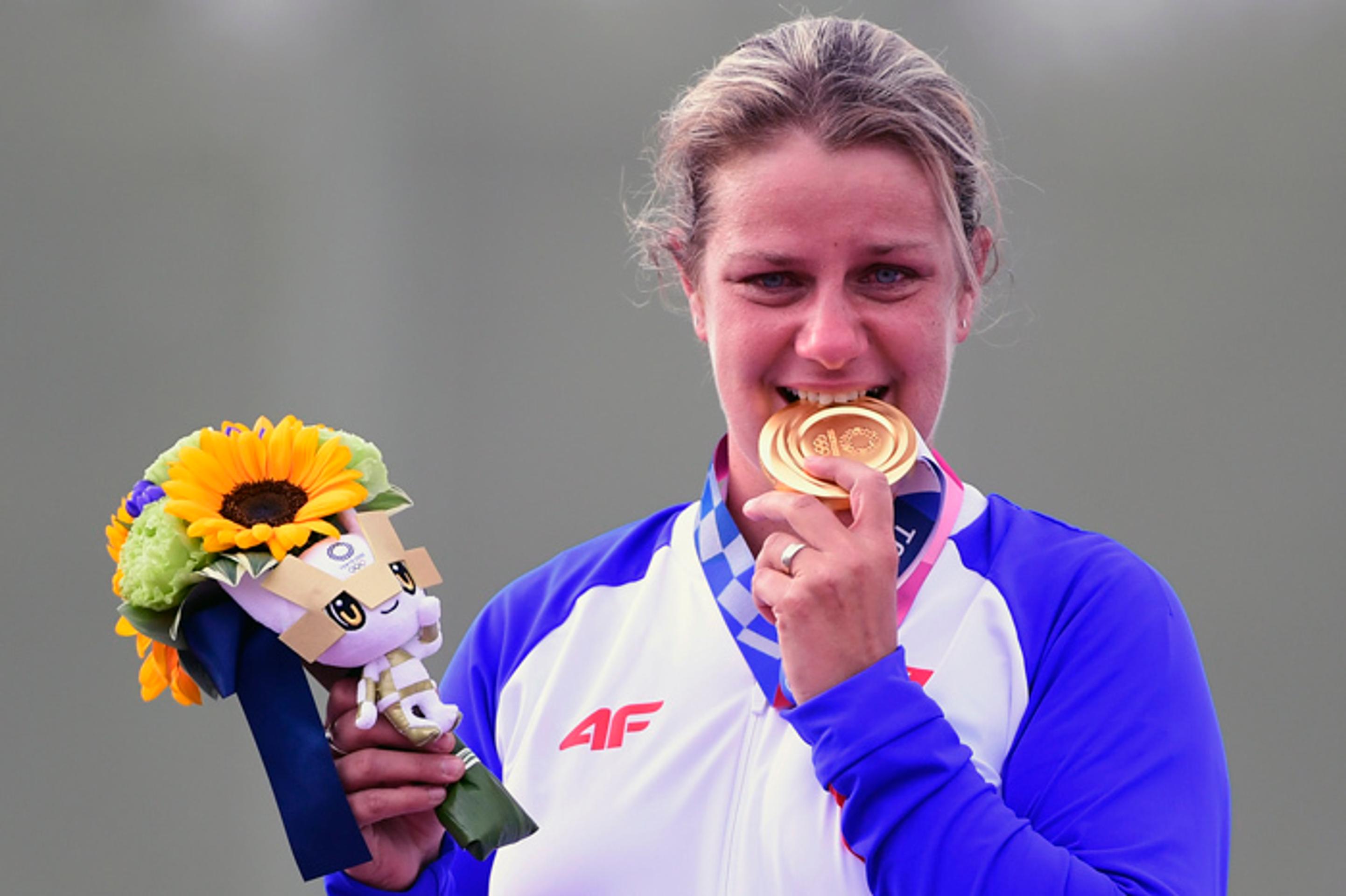 Olympijská víťazka Zuzana Rehák Štefečeková so zlatou medailou v trape.