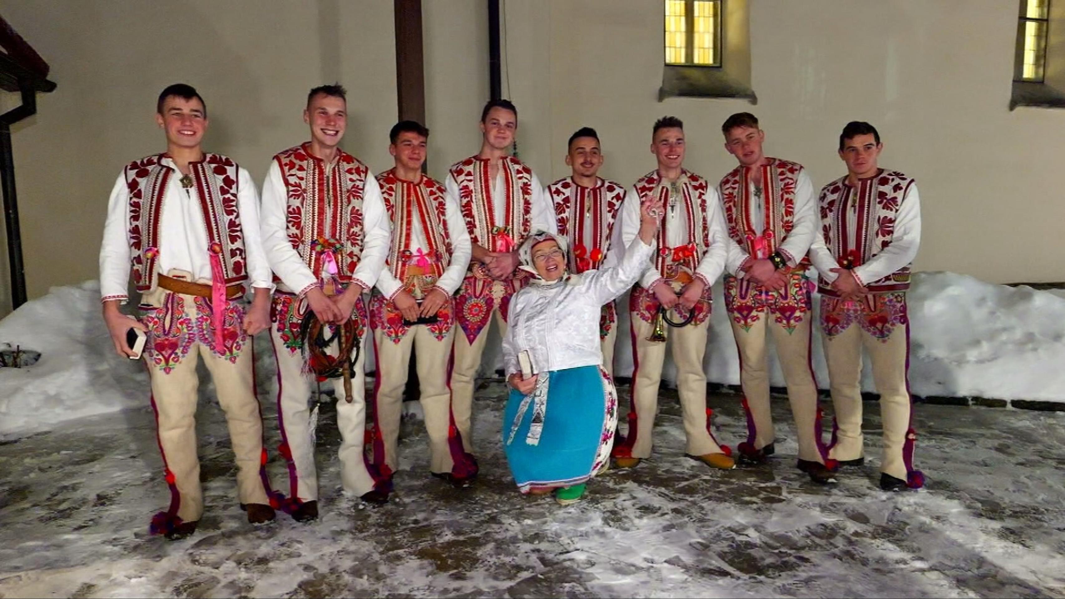 Domáci oblečení v krojoch.