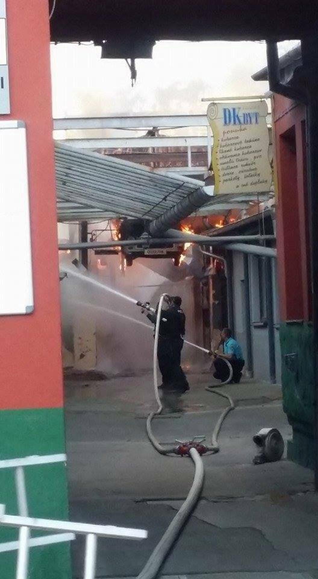 Hasiči zasahujú pri požiari