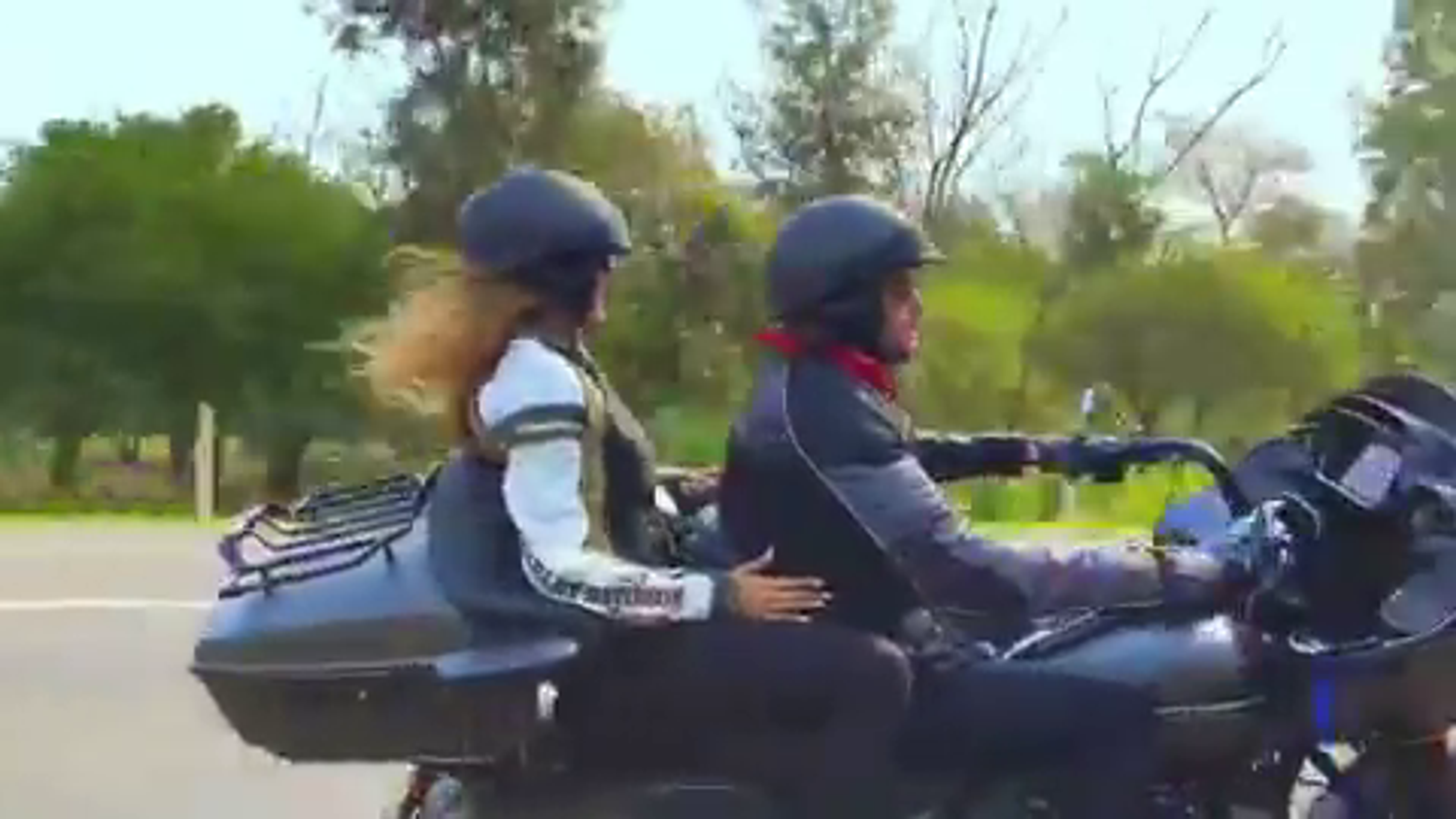 Mario Cimarro a Bronislava Gregušová na motorke v Paraguaji