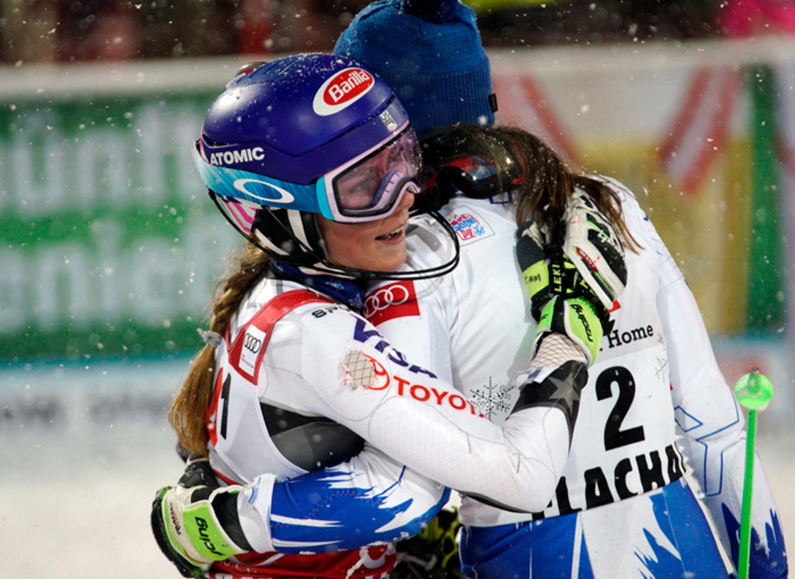 Veronika Velez-Zuzulová (vľavo) gratuluje Petre Vlhovej k víťazstvu v slalome vo Flachau.