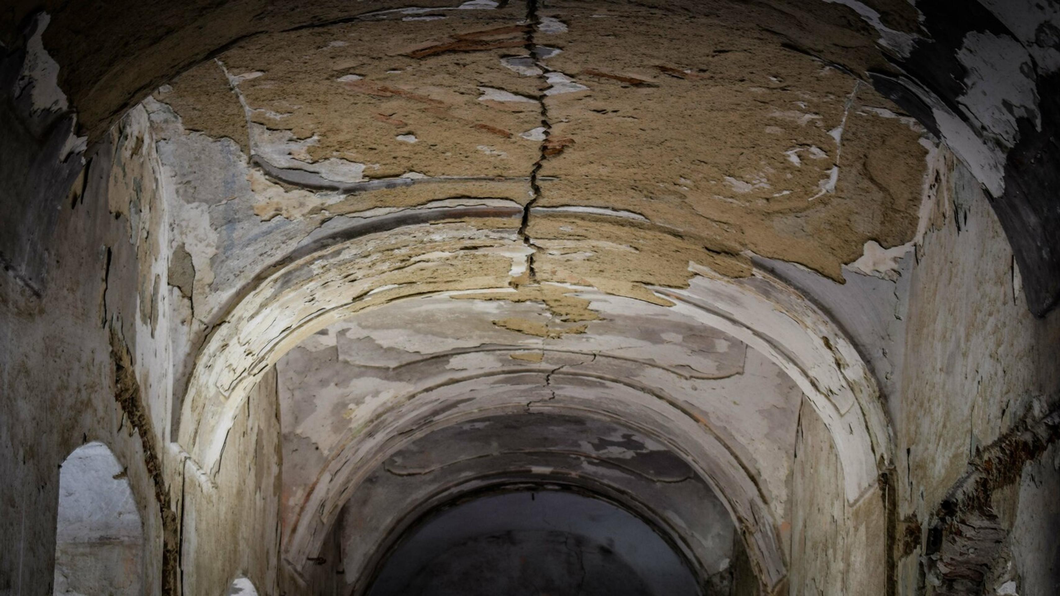 Popraskaný strop v opustenom kláštore.