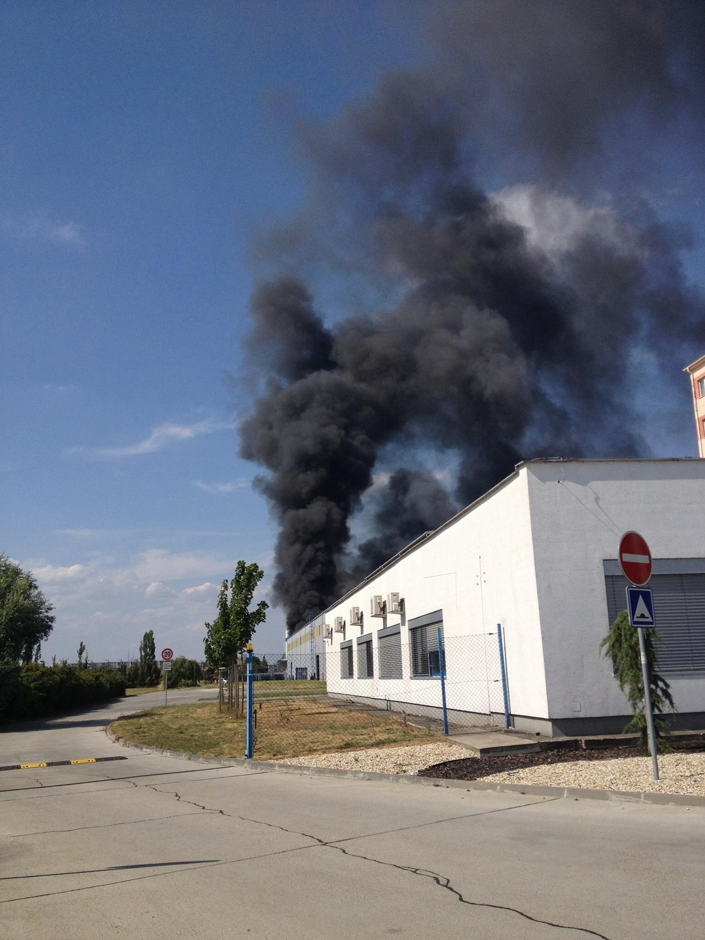 Horí hala na výrobu bazénov