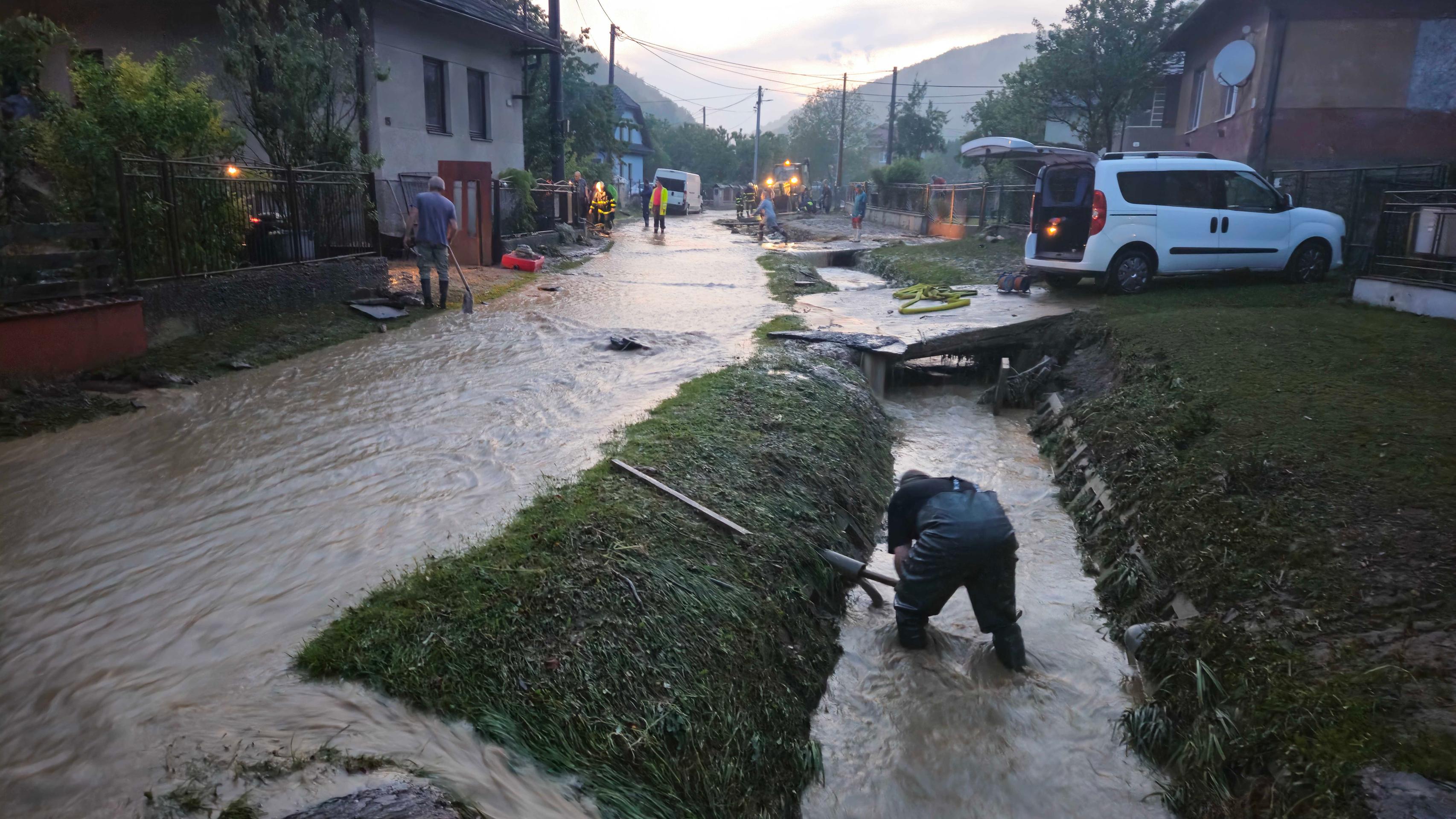 Hasiči zasahujú po bleskovej povodni v Brežanoch.