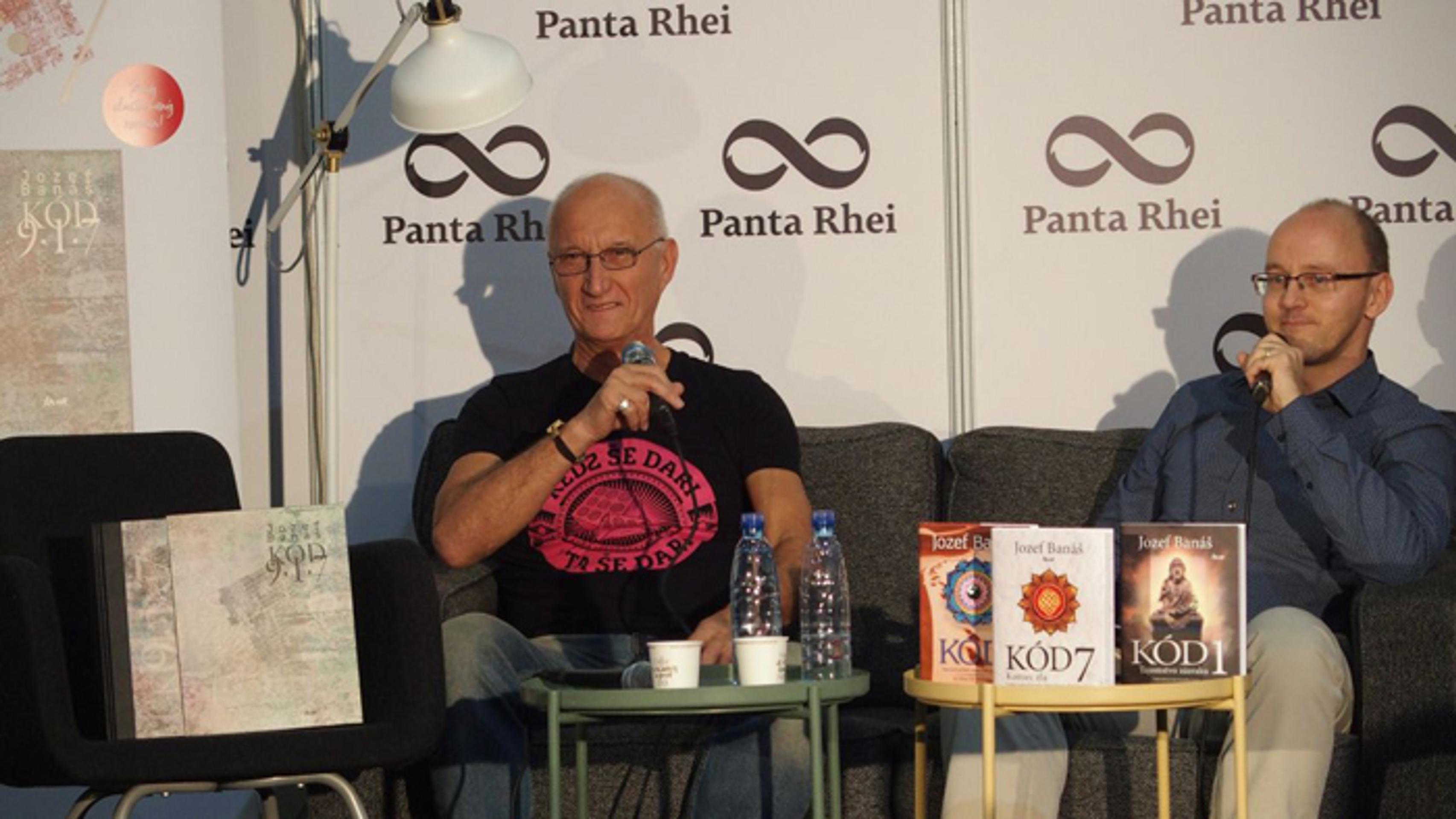 Na archívnej snímke spisovateľ Jozef Banáš na Bibliotéke.