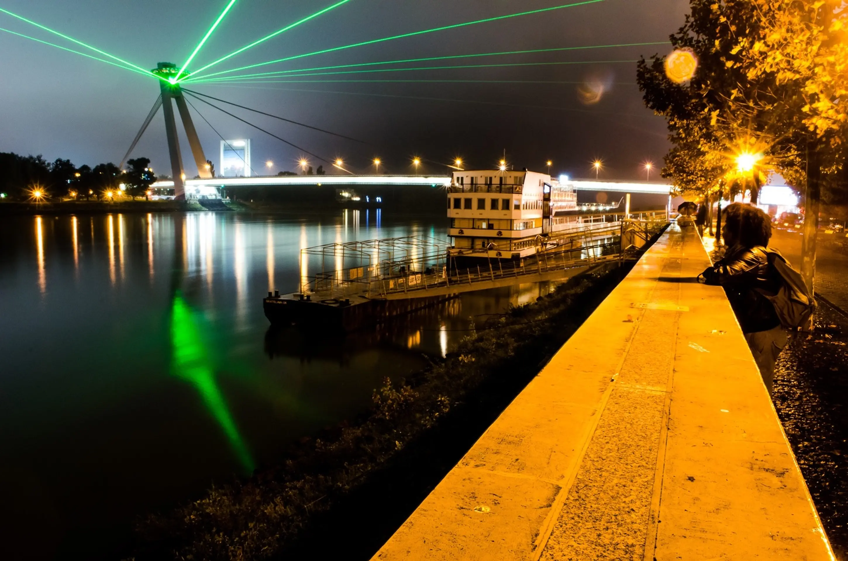 Laserové inaštalácie - reštautácia UFO..