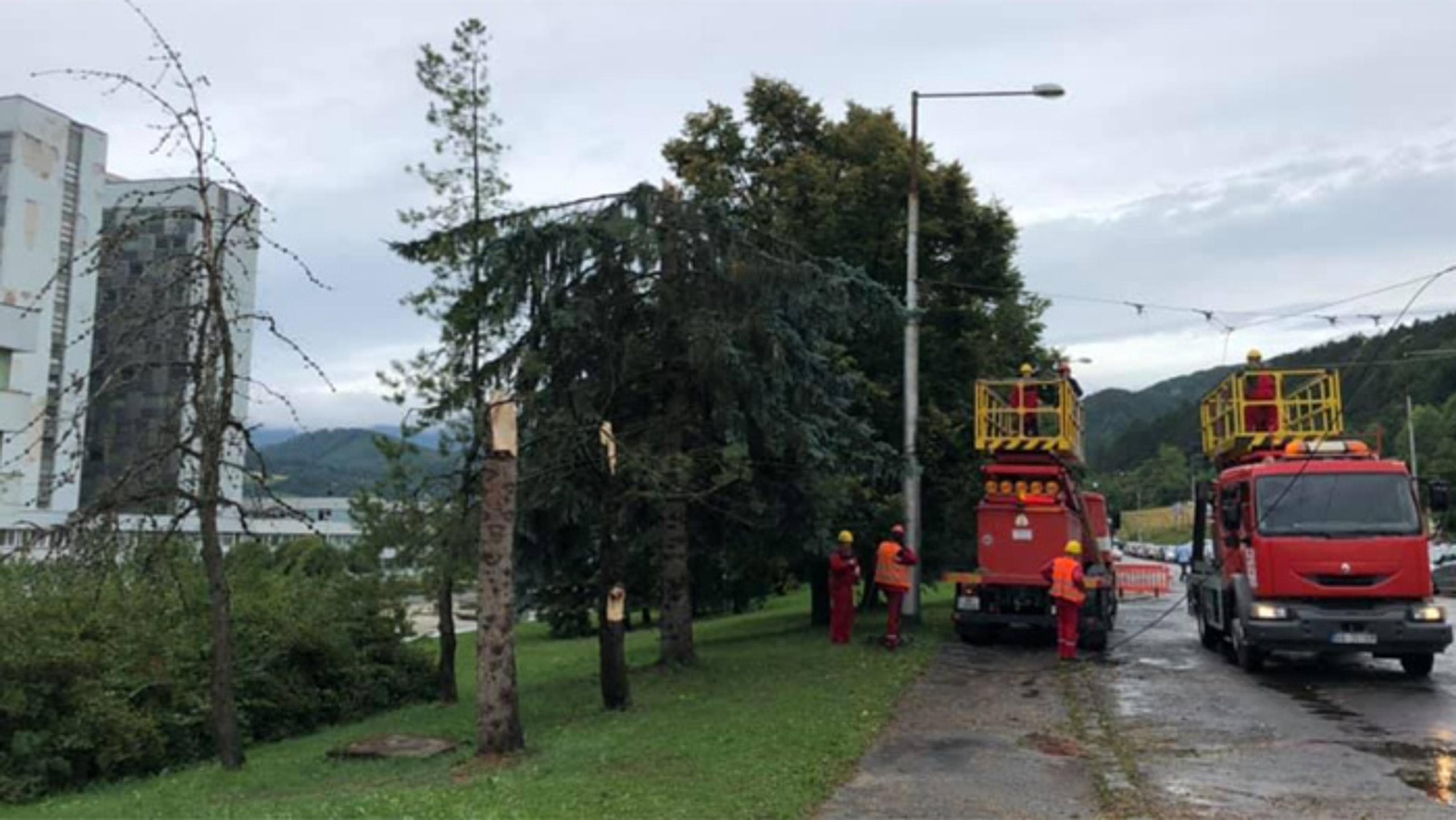 Búrka spôsobila aj škody na trolejbusovom vedení pri nemocnici v Banskej Bystrici.