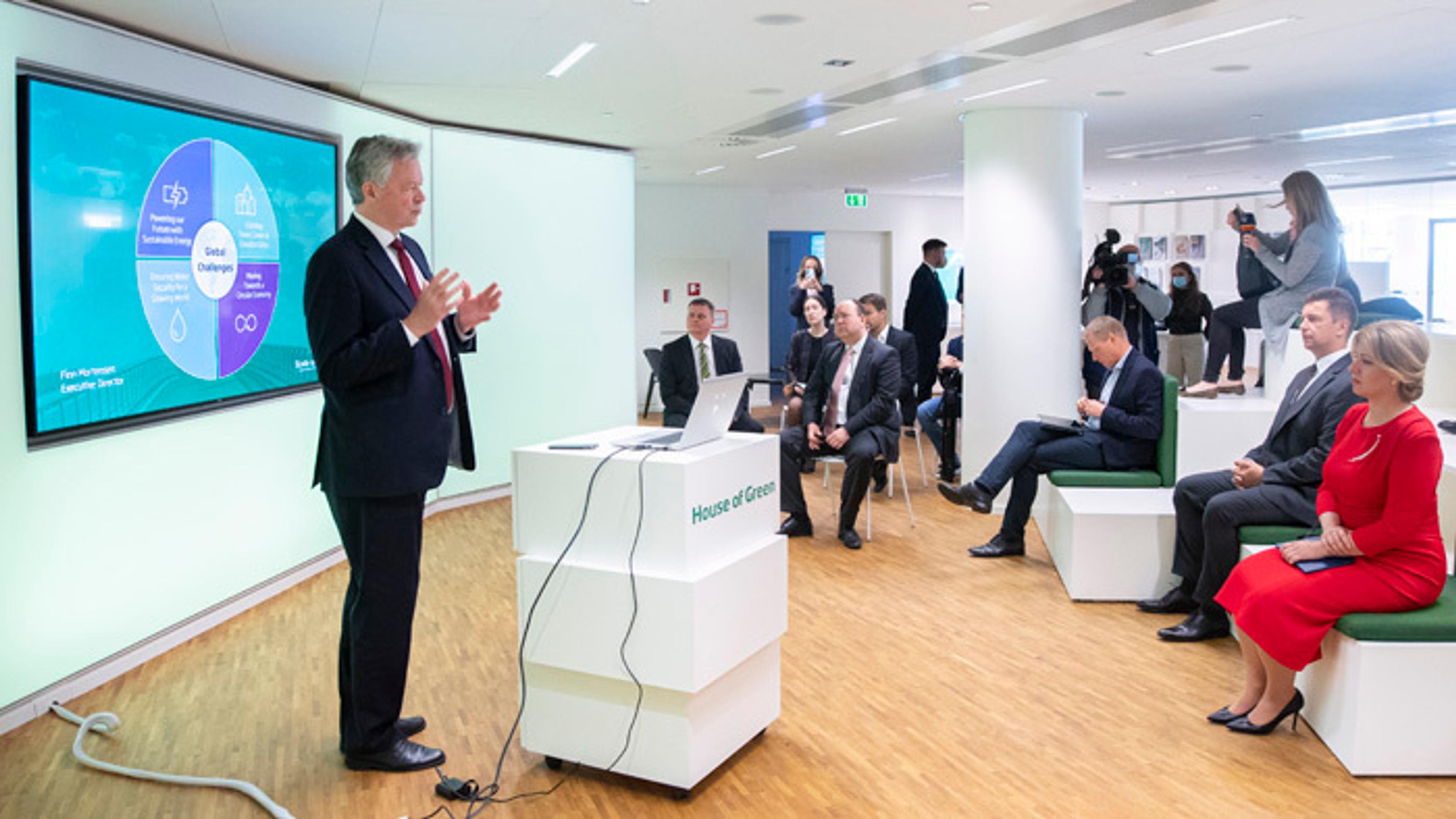 Prezidentka Zuzana Čaputová, minister dopravy Andrej Doležal a vľavo výkonný riaditeľ State of Green Finn Mortensen.