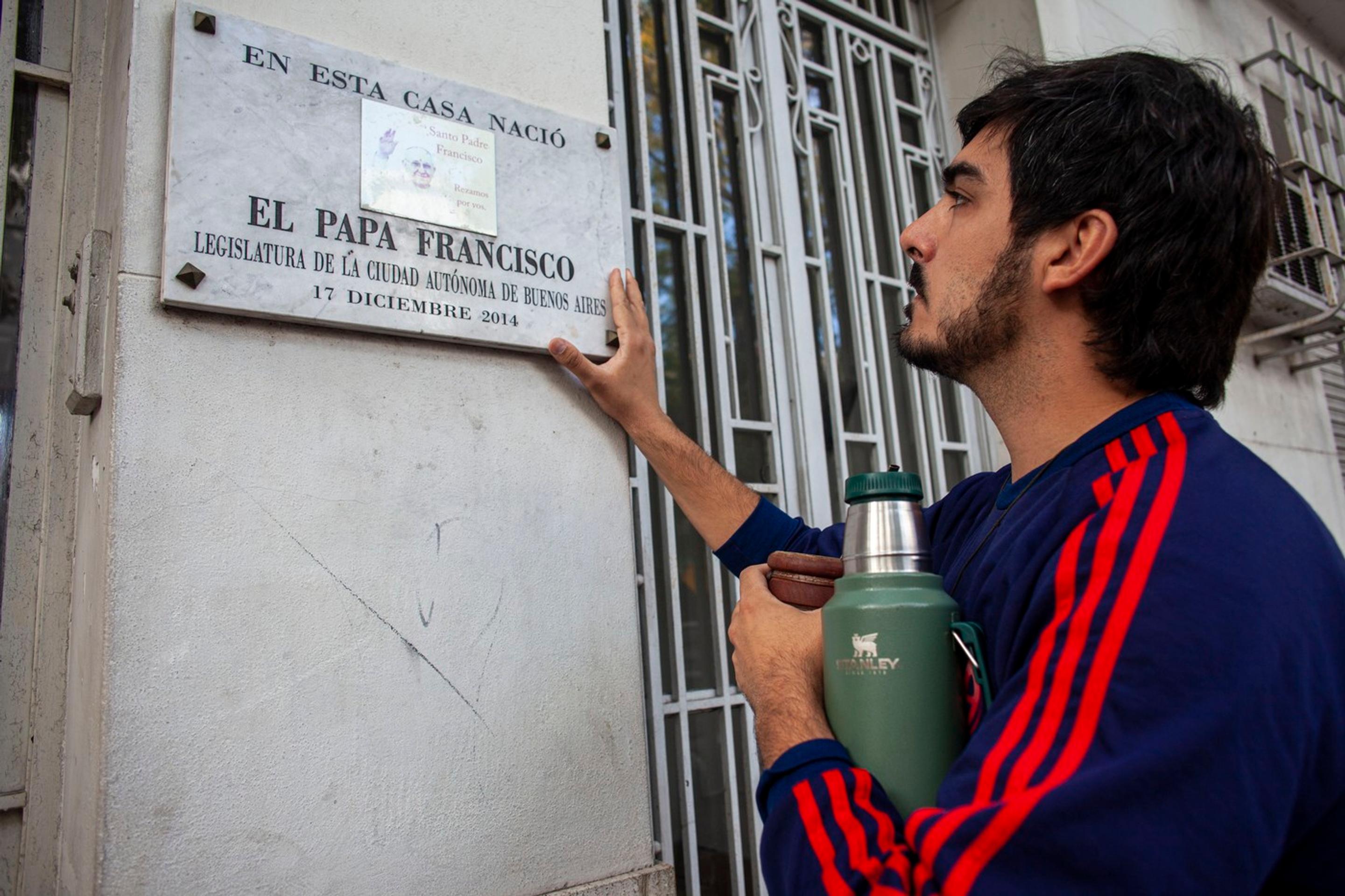 Muž si prišiel uctiť pápež Františka pred dom v Buenos Aires, v ktorom sa narodil.