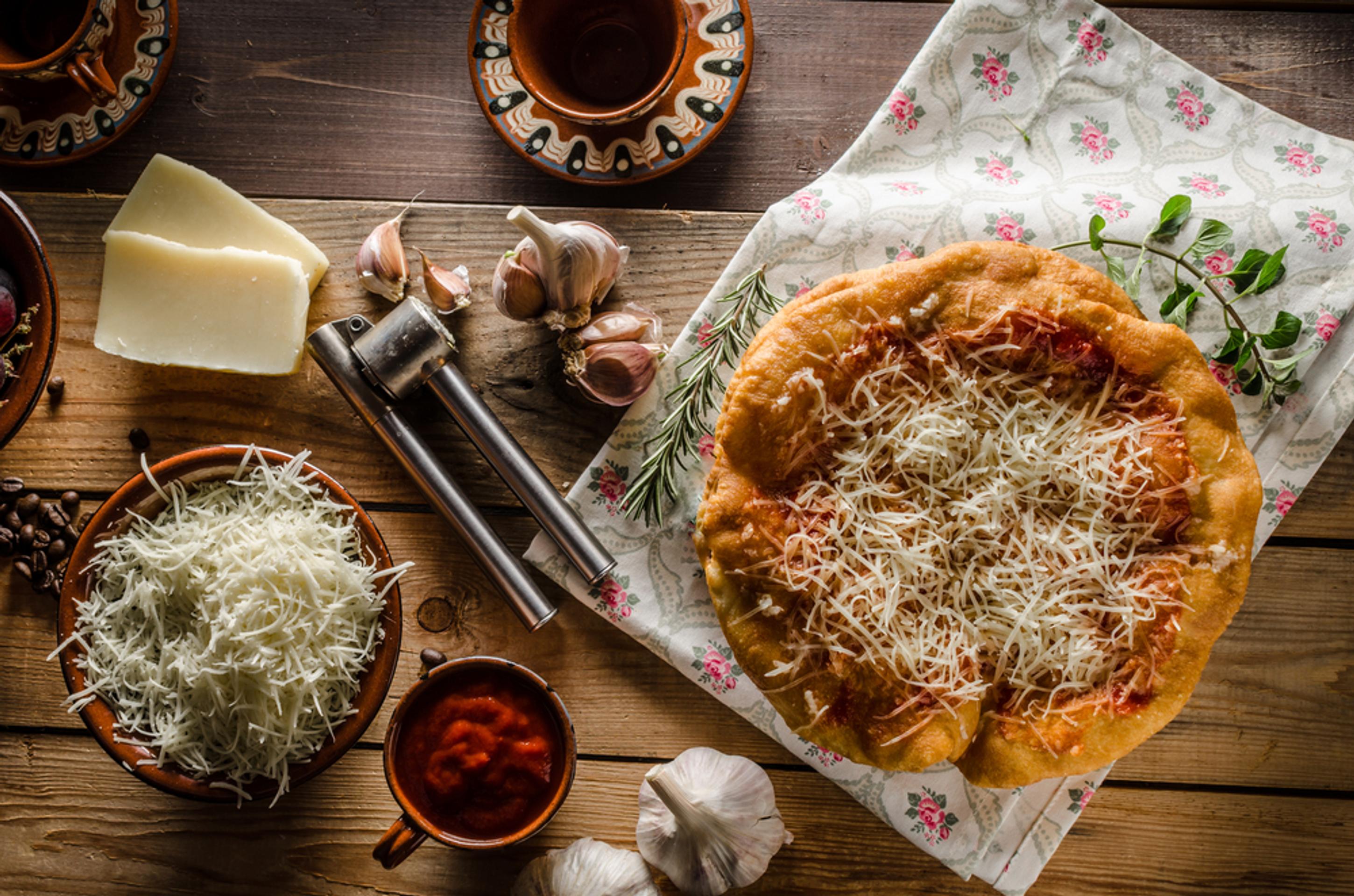 Langoš so šunkou, slaninou, paprikou a syrom. 