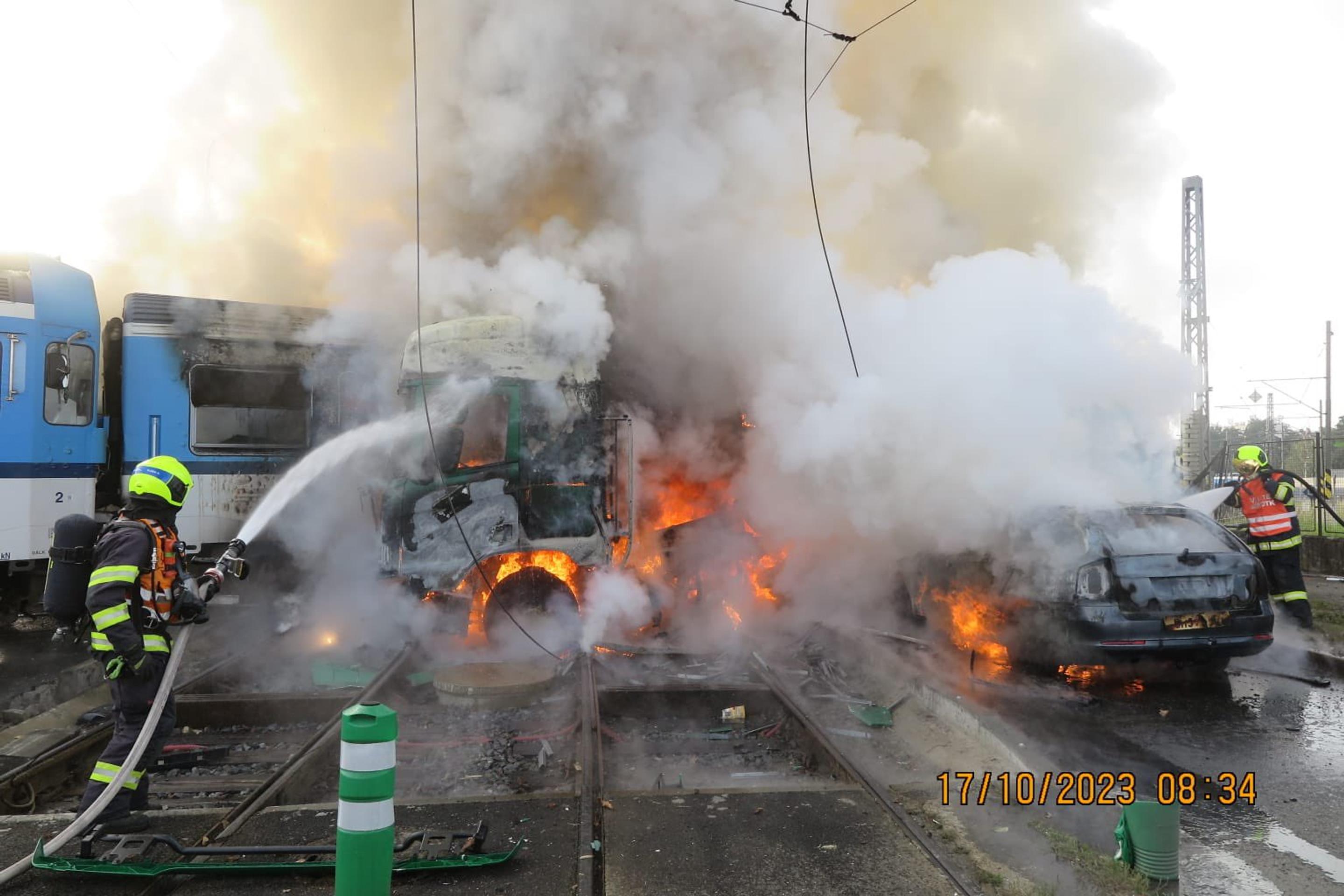 Zrážka vlaku s kamiónom a osobným autom