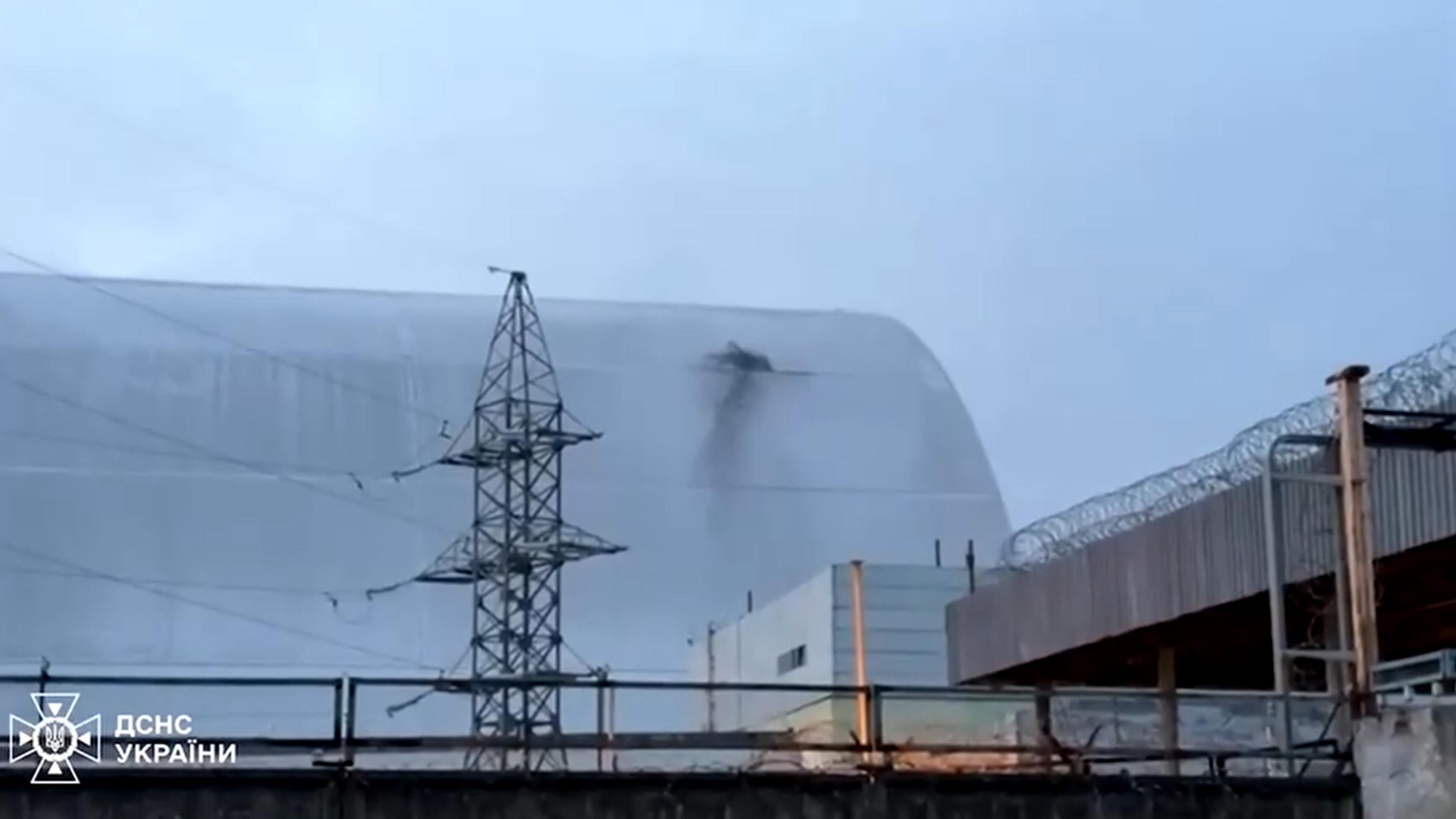 Prerazený kryt sarkofágu z vonku