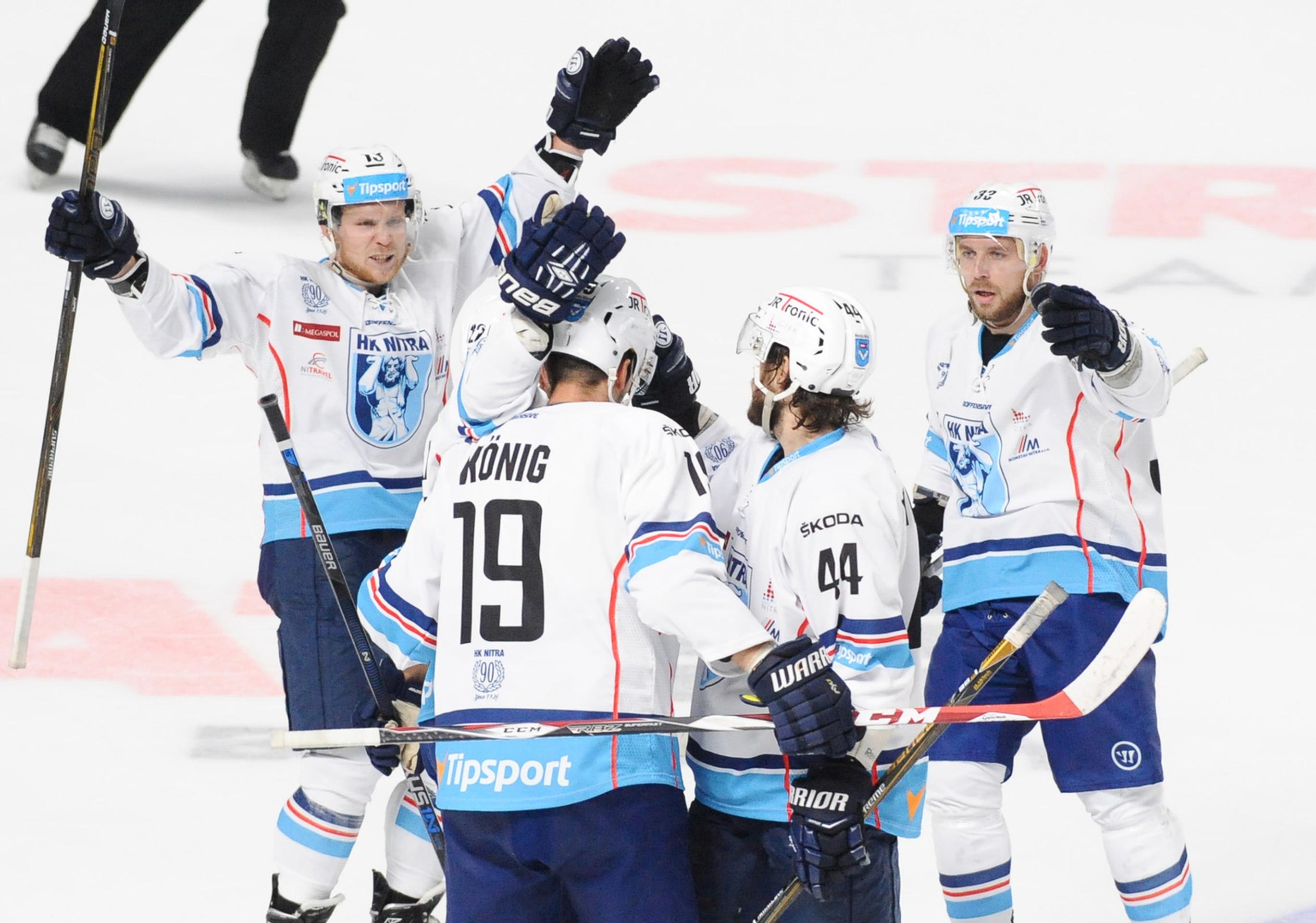 Radosť hráčov Nitry po góle do siete Banskej Bystrice.