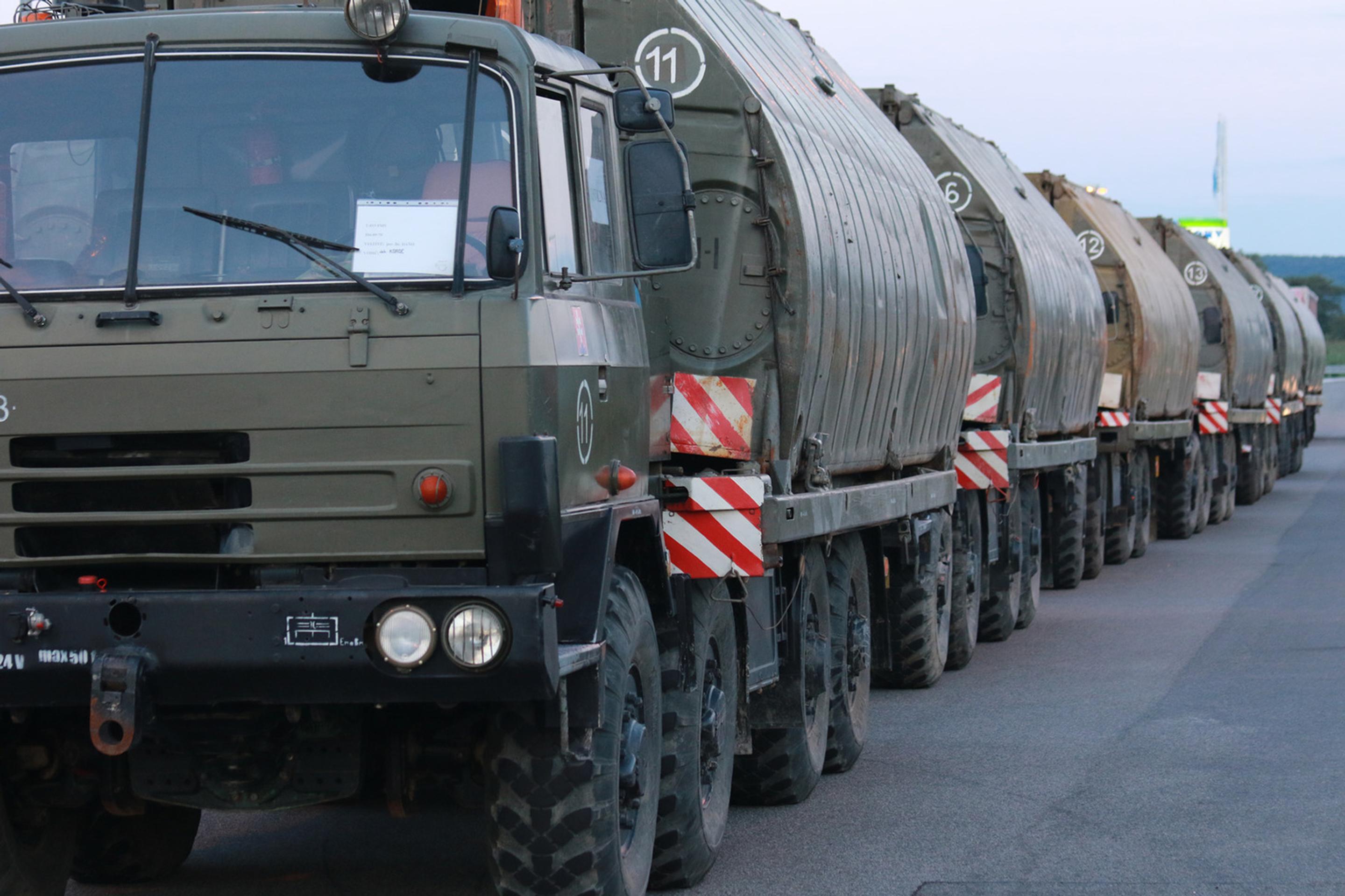 Presun vojenskej techniky na ceste medzi Sereďou a Lešťou