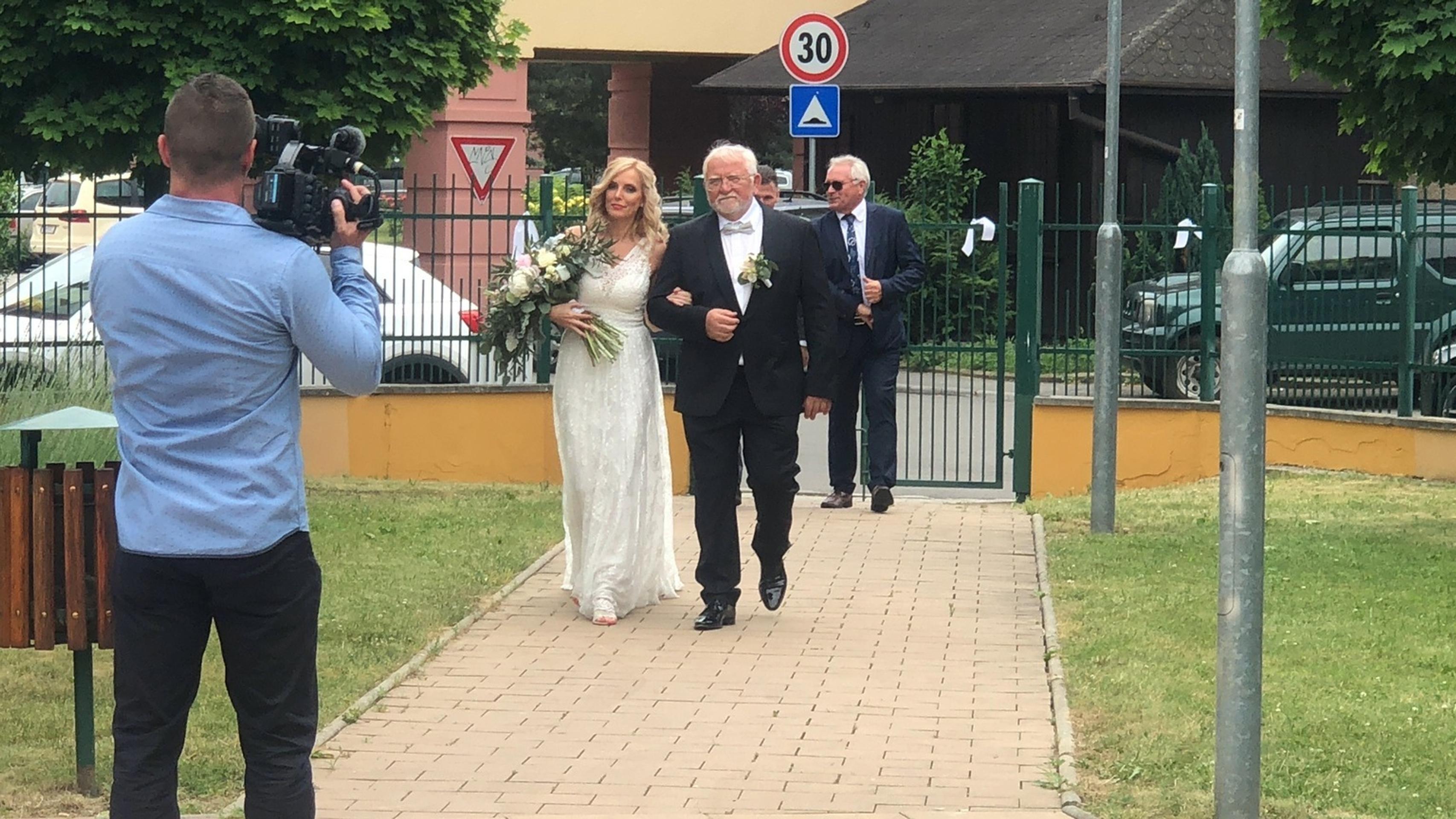 Robert Fico prichádza na svadbu Bohumila Hanzela.