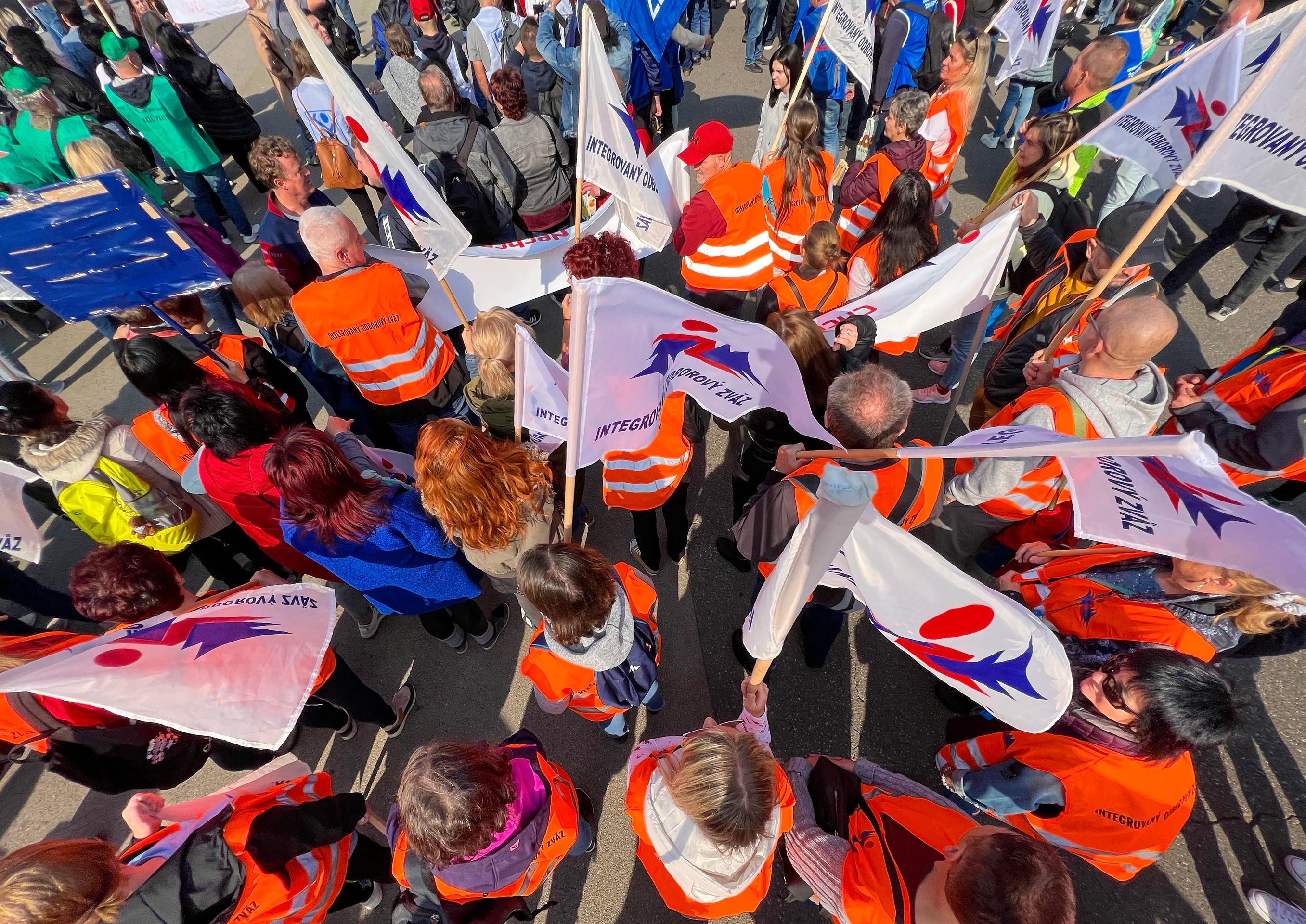 Účastníci demonštrácie Konfederácie odborových zväzov (KOZ) SR proti energetickej chudobe na Námestí SNP v Bratislave