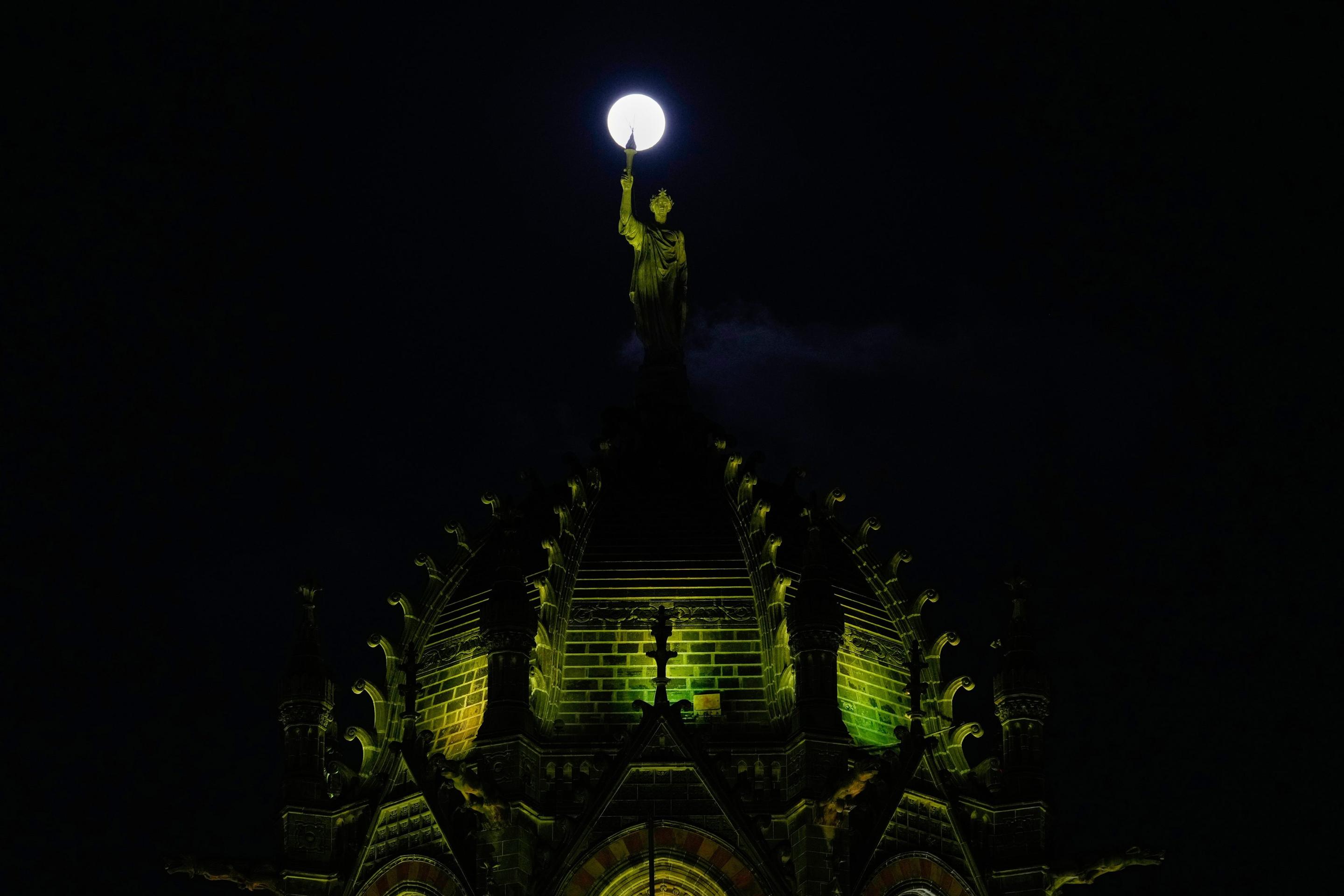 Novembrový superspln